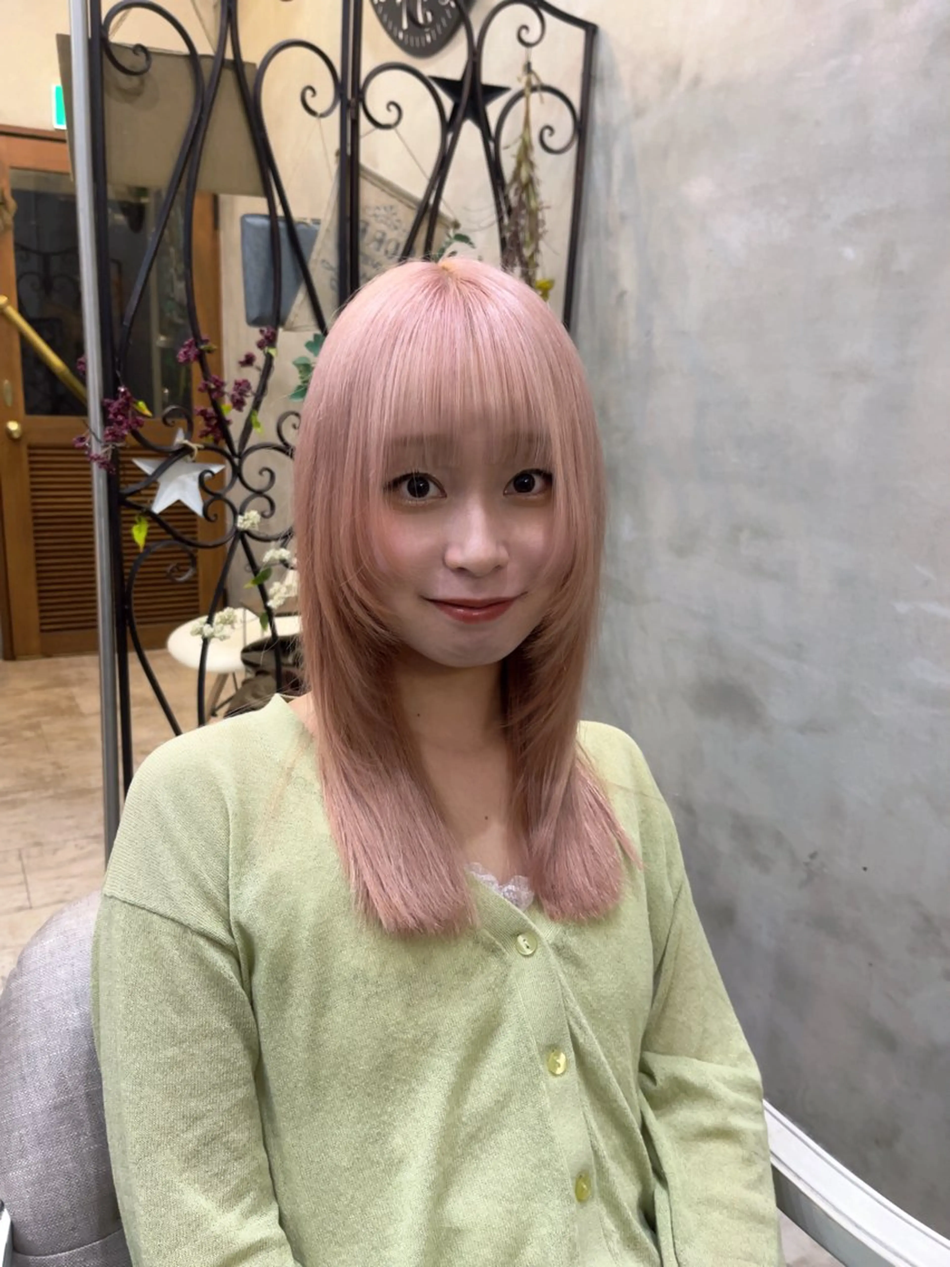 ロング カラー ベージュカラー ブリーチ ピンクカラー ピンクベージュ 顔まわりレイヤー ヘアカラー トリートメント 艶髪/ハイトーン/ ヘアセット/モエノのヘアスタイル