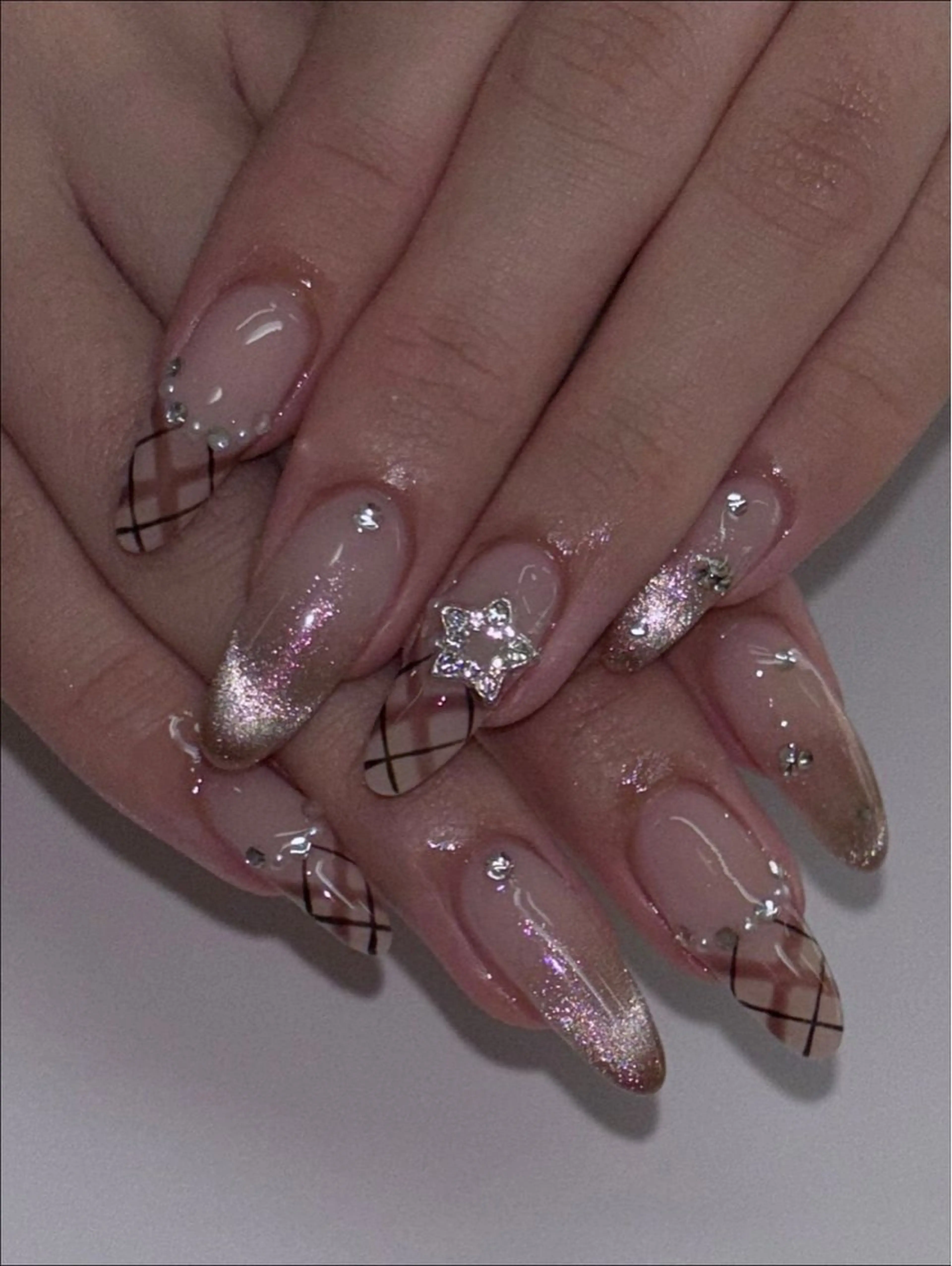 ネイル グラデーション ラメ(グリッター) マグネットネイル ミラーネイル ニュアンスネイル ハンドネイル Lumi de nails所属・Lumi de nailsのネイルデザイン