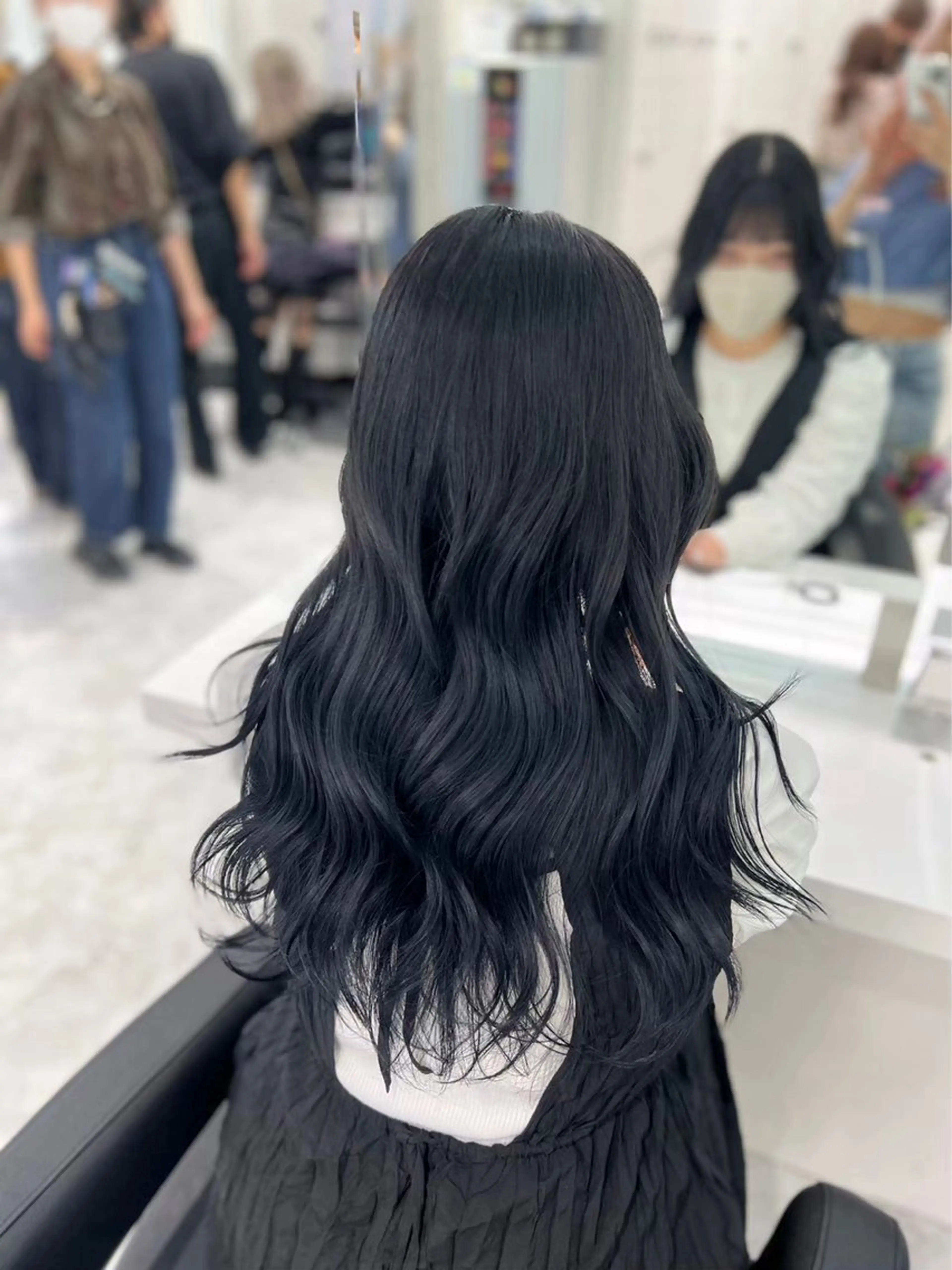 セミロング カラー ヘアアレンジ 黒髪 ブルーカラー ブルーブラック 韓国風ヘア ヘアカラー トリートメント 🩵ダメージレス艶感 ハイトーン🩷のヘアスタイル
