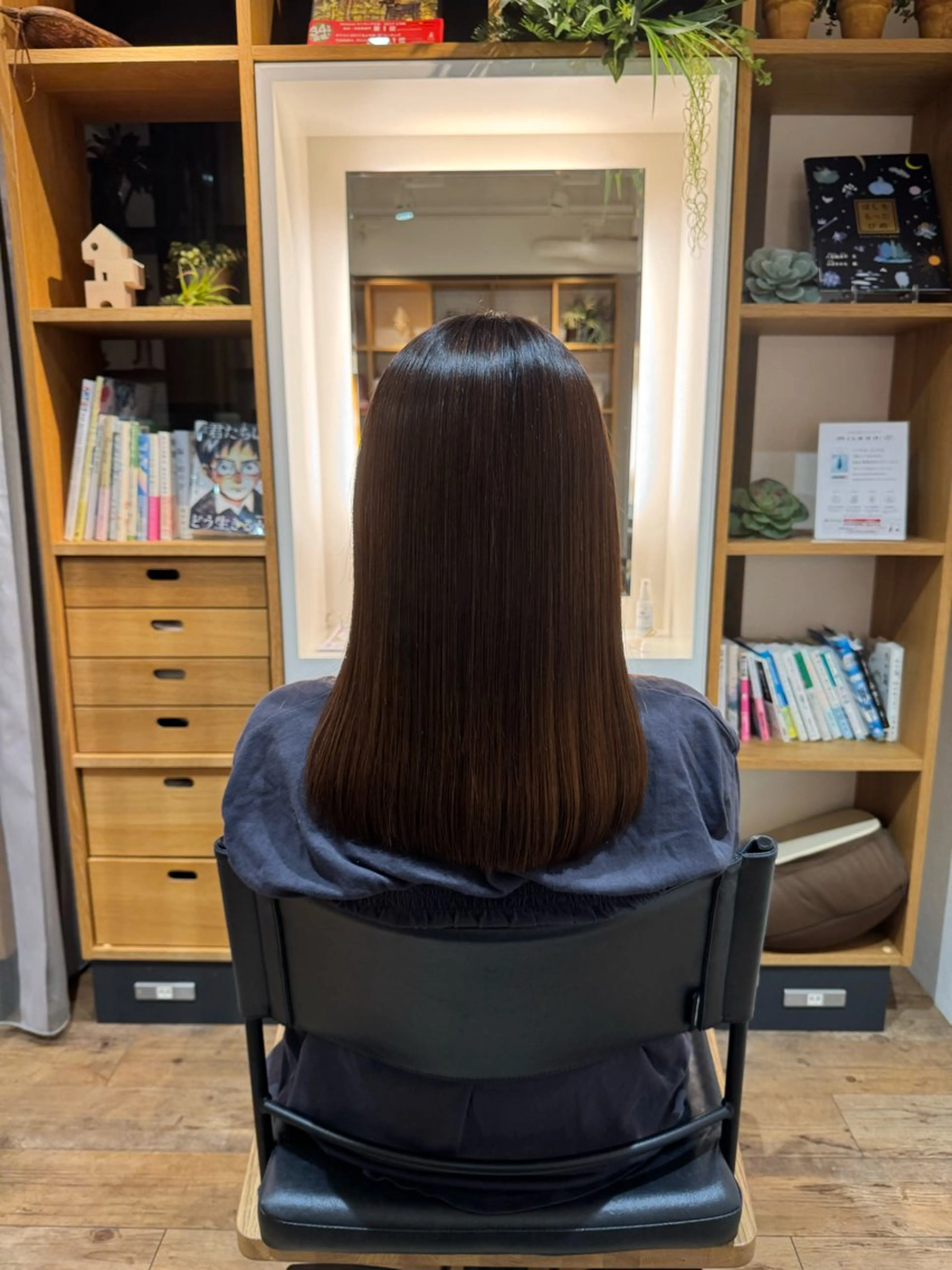 セミロング カット 縮毛矯正 トリートメント afloatkobe所属・美髪/髪質改善 川口凌弥のヘアスタイル