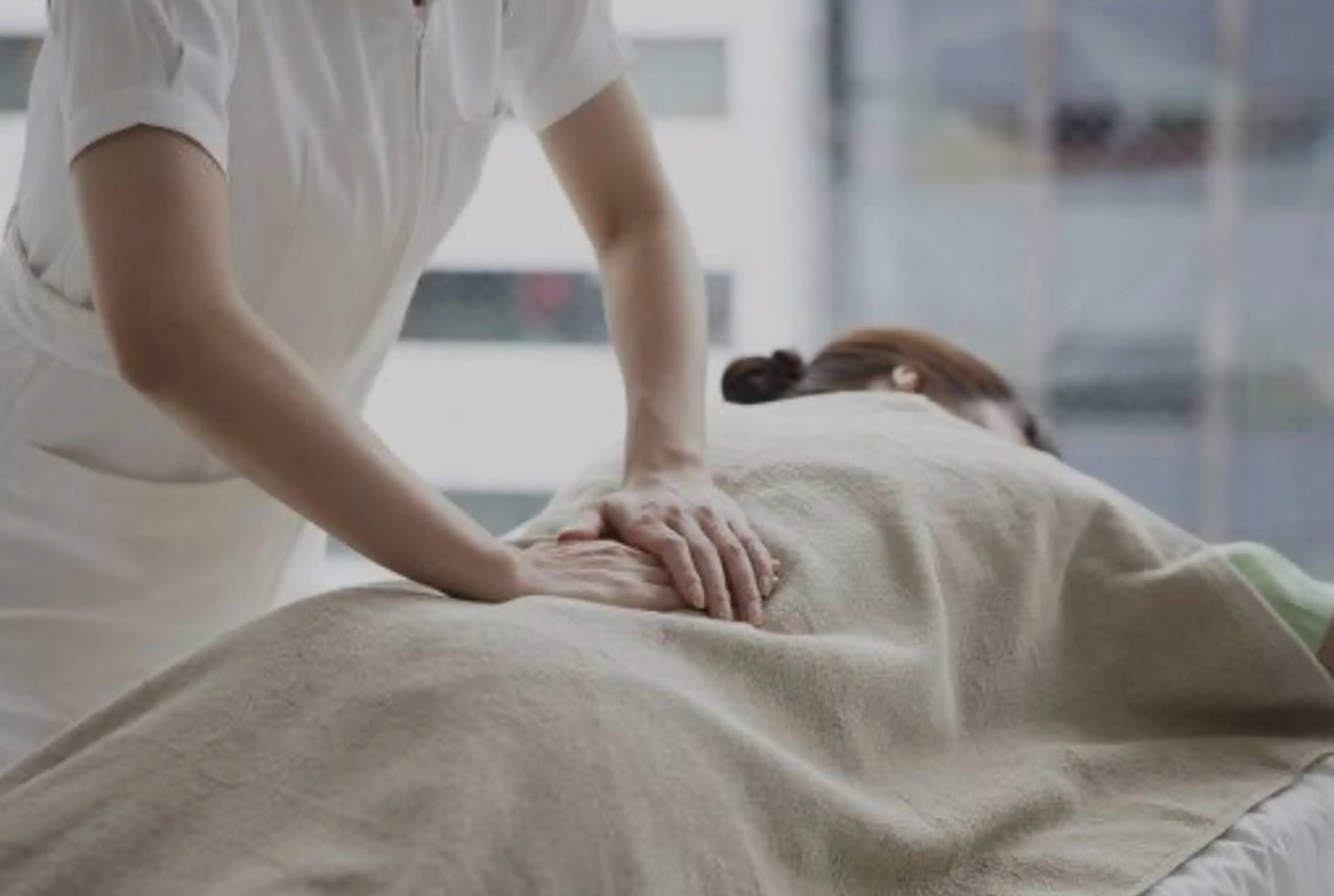 全身うつ伏せ揉みほぐし40分の写真