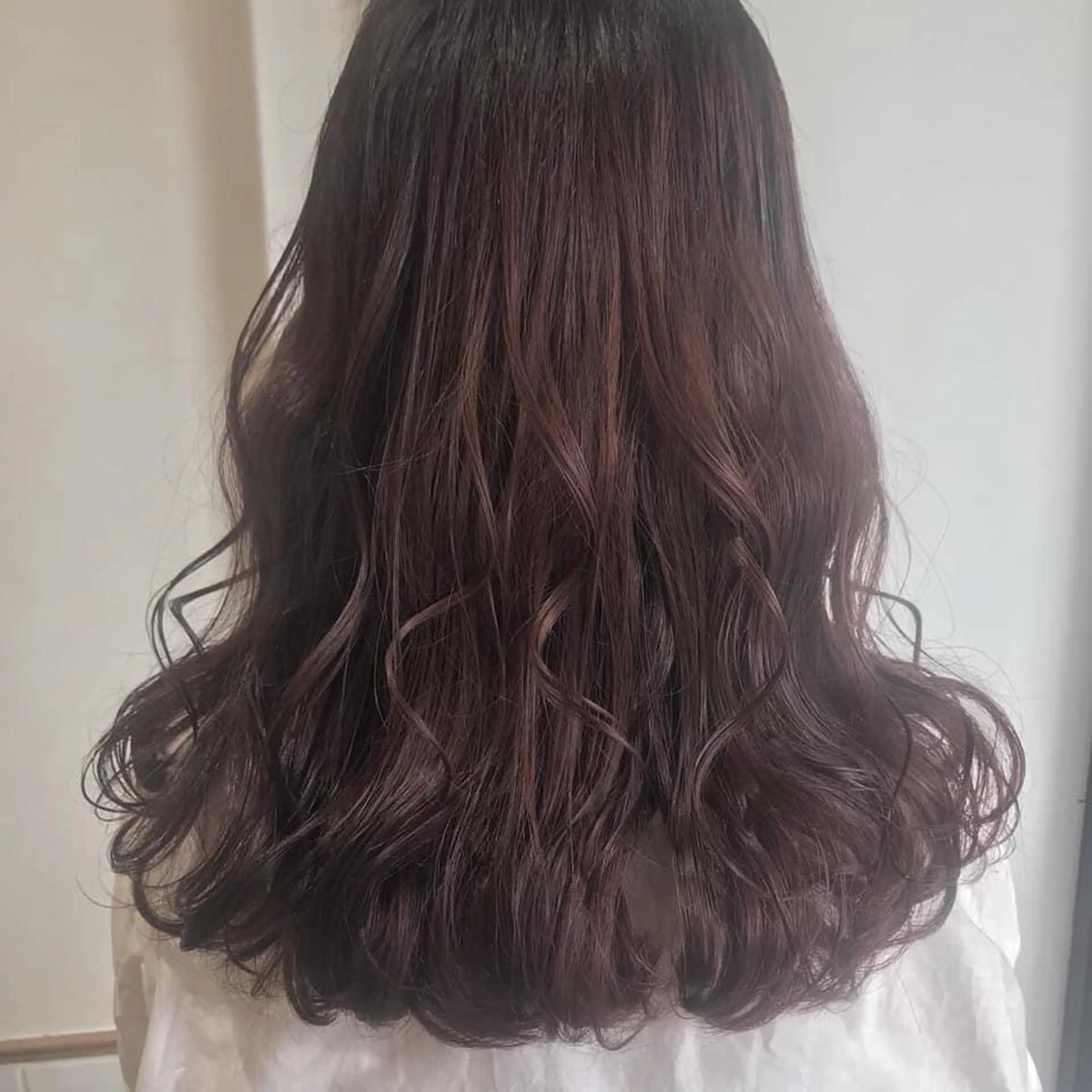 カラー ブリーチなしカラー/ 顔周りレイヤーカットのヘアスタイル