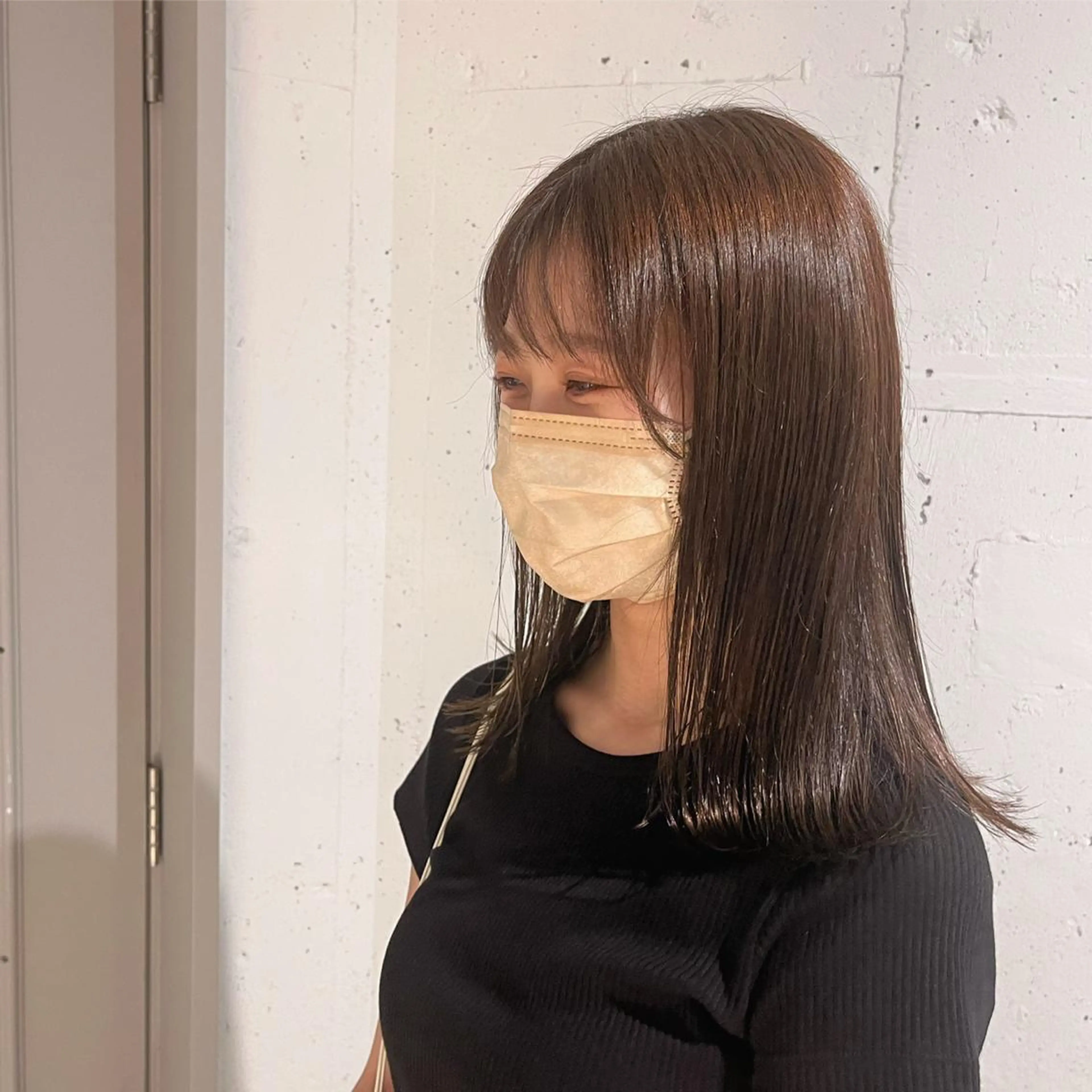 ミディアム カラー ベージュカラー ブリーチ ブラウンカラー ブラウンベージュ ミルクティーブラウン カット ヘアカラー トリートメント ヘッドスパ ヘアセット カジュアルを女っぽく 𝗮𝘆𝗮𝗰𝗼のヘアスタイル