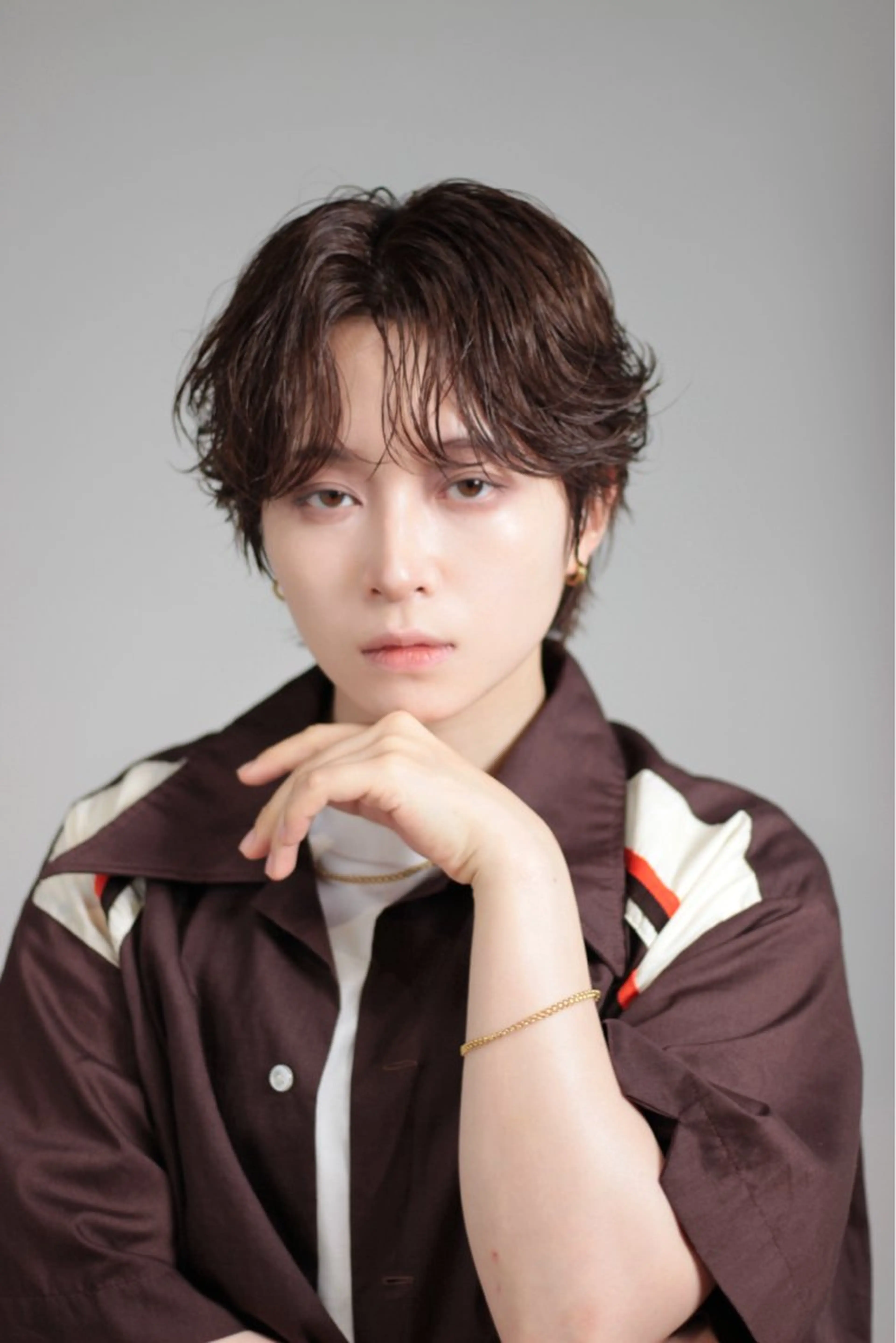 ショート パーマ ヘアアレンジ メンズ メンズブリーチ センターパート メンズハイライト メンズハイトーン マッシュ カット パーマ トリートメント ヘッドスパ ヘアセット スパイキー/フェザー /波巻き/かいとのヘアスタイル