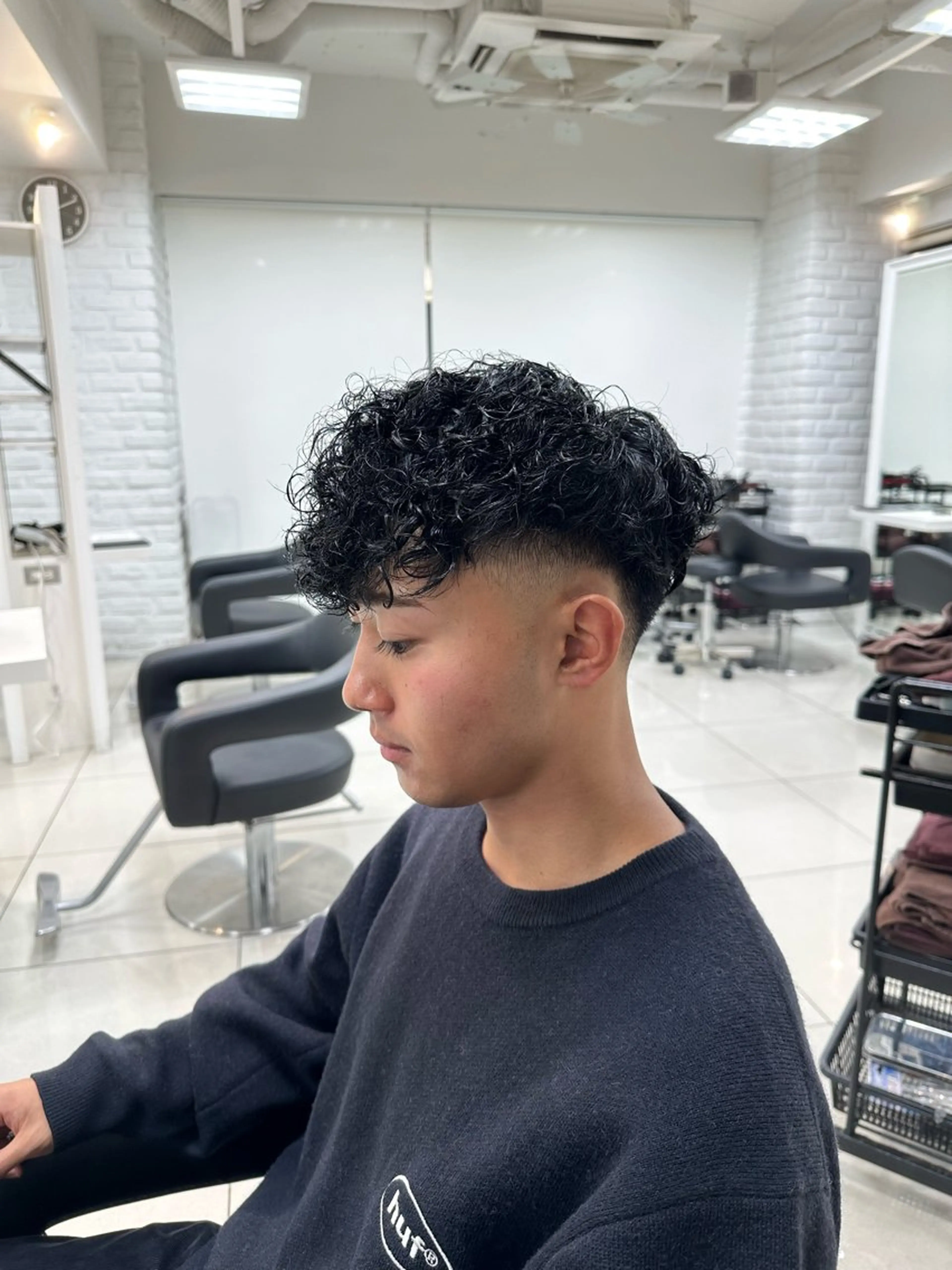 ショート パーマ メンズ メンズブリーチ メンズパーマ スペインカール フェザーパーマ職人 🪶ryosukeのヘアスタイル