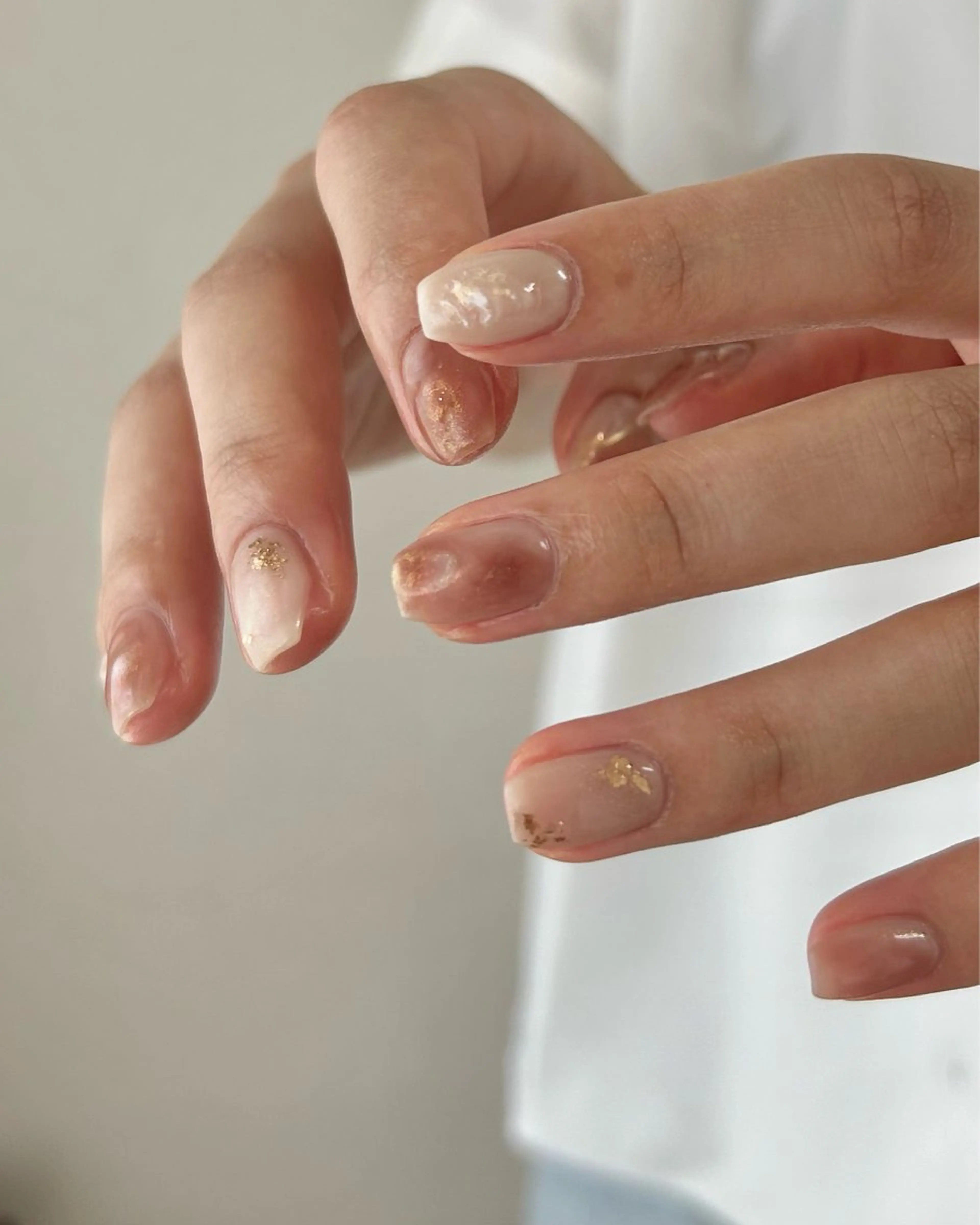 ネイル オーロラネイル ジェルネイル キラキラネイル ニュアンスネイル オフィスネイル 𓂃toi. 儚げnuanceのネイルデザイン