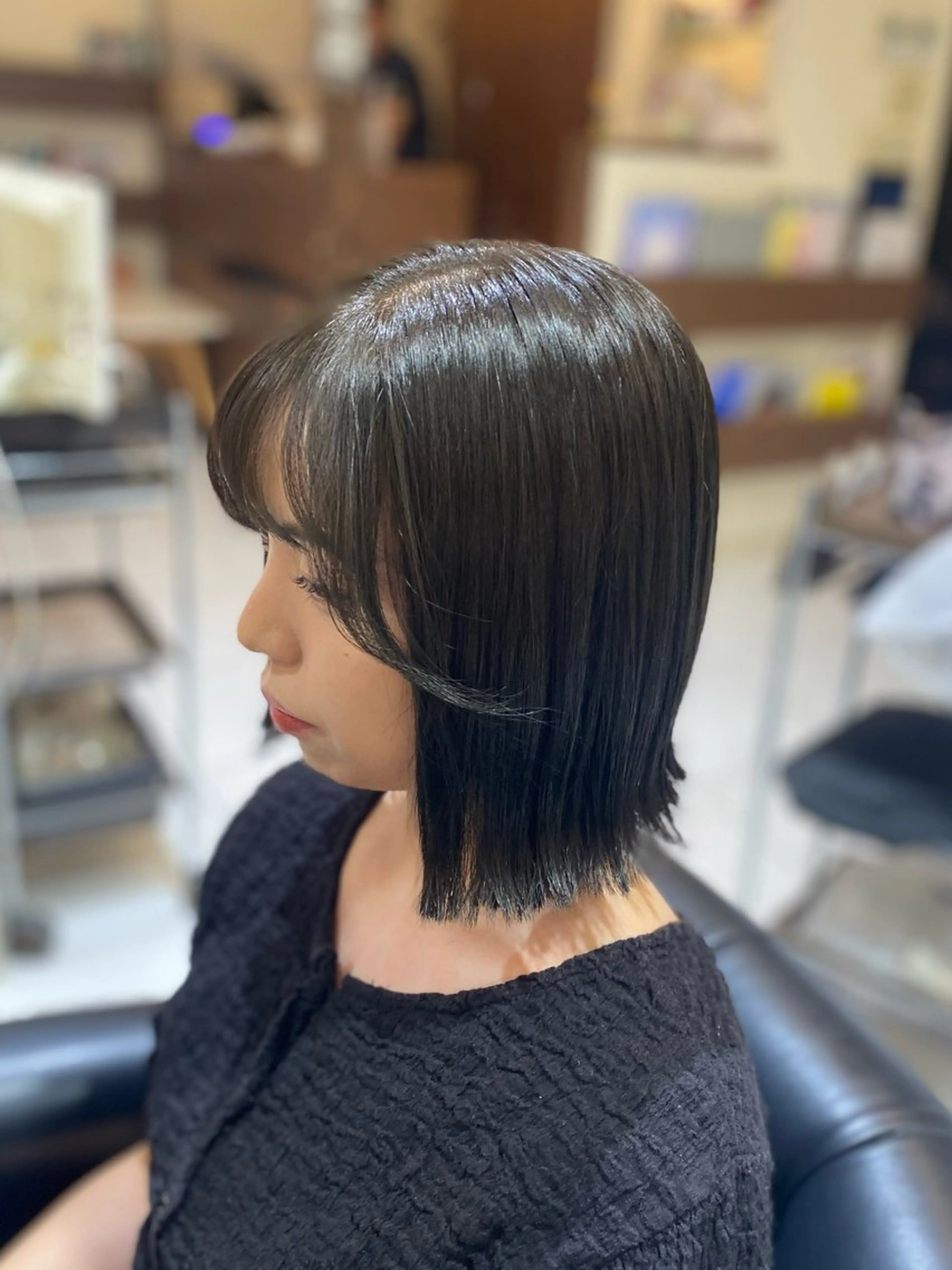 ミディアム カラー ベージュカラー オリーブベージュ ボブ 外ハネヘア カット ヘアカラー 横手 亜紀のヘアスタイル