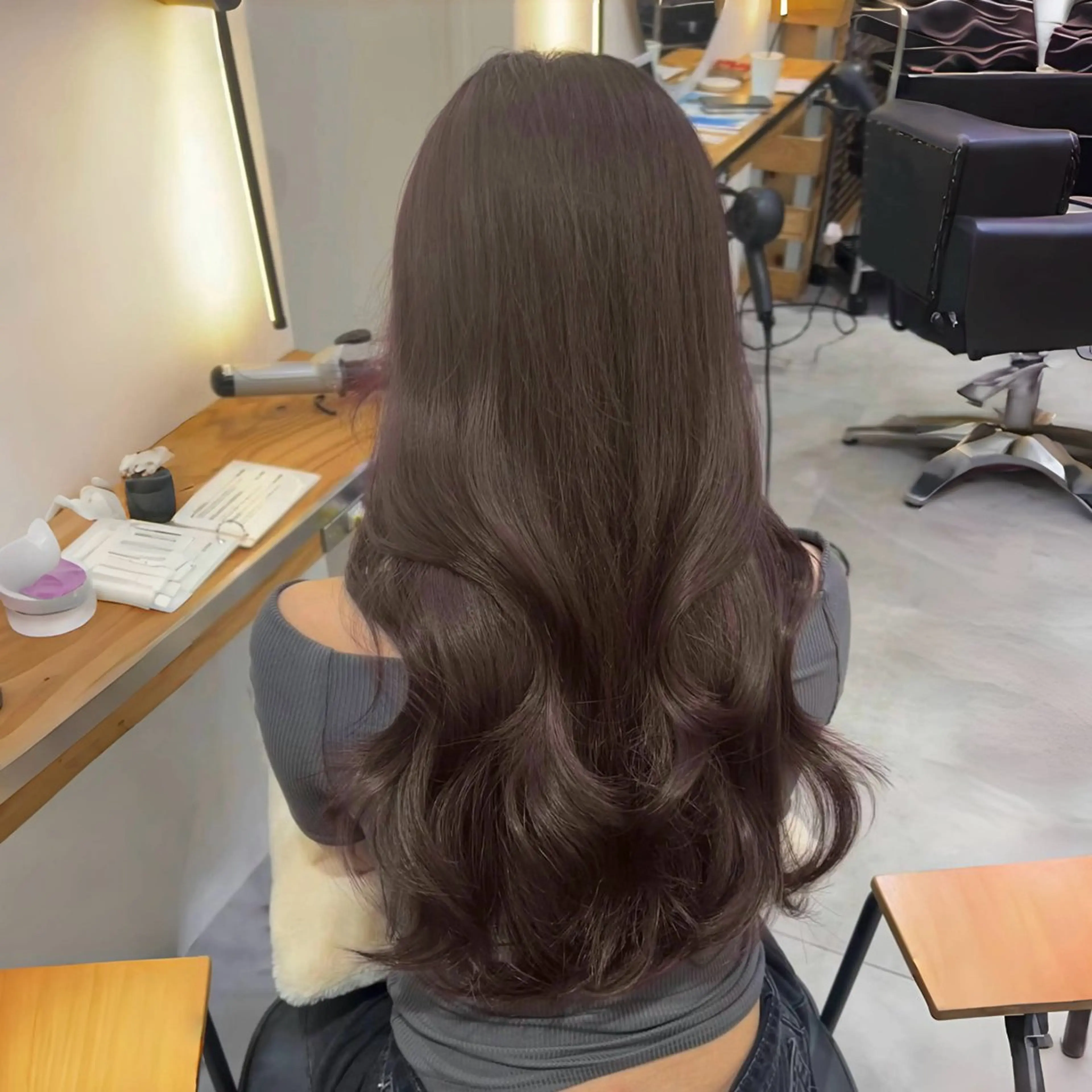 ロング カラー パーマ アッシュ アッシュグレー アッシュグレージュ ベージュカラー 黒髪 ブリーチなし/ ベージュ/akiraのヘアスタイル