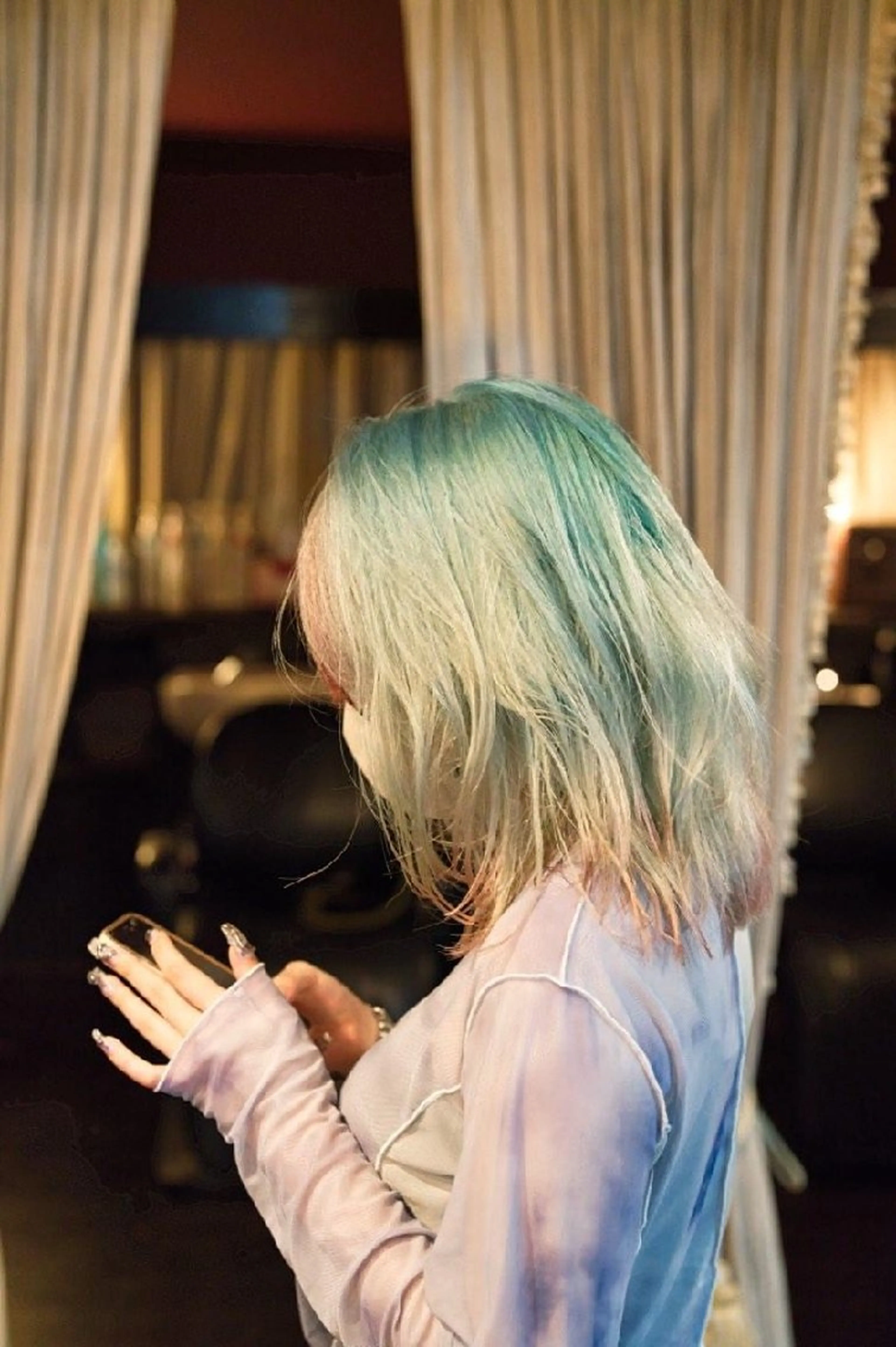 ミディアム カラー ハイトーンカラー ミント レッドカラー 顔周りカット レイヤーカット カット ヘアカラー トリートメント Armoire所属・安藤悠里/ハイトーン /デザインカラーのヘアスタイル