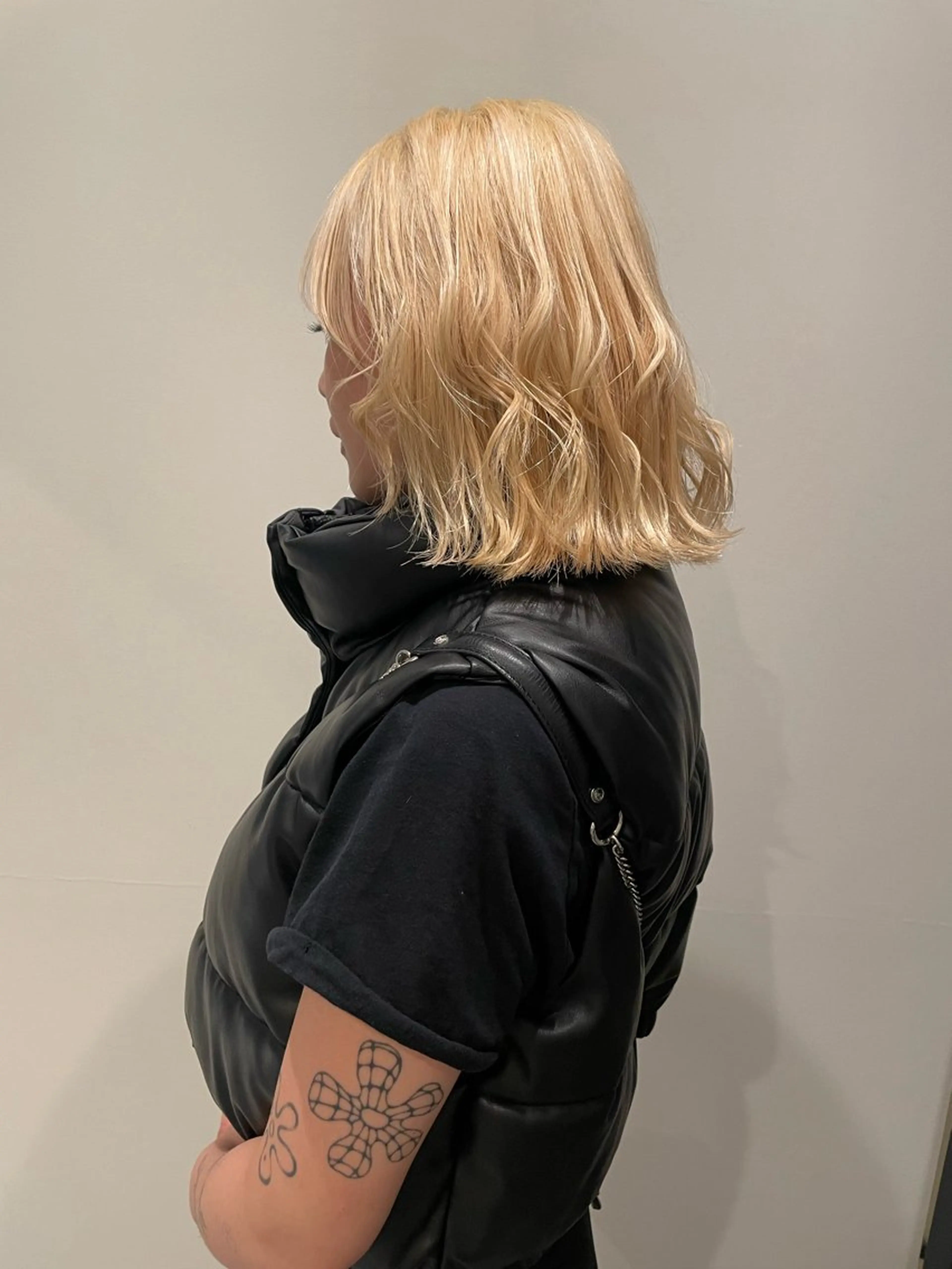 ミディアム カラー ブリーチ 抜きっぱなしブロンド ヘアカラー 渋谷 留菜のヘアスタイル