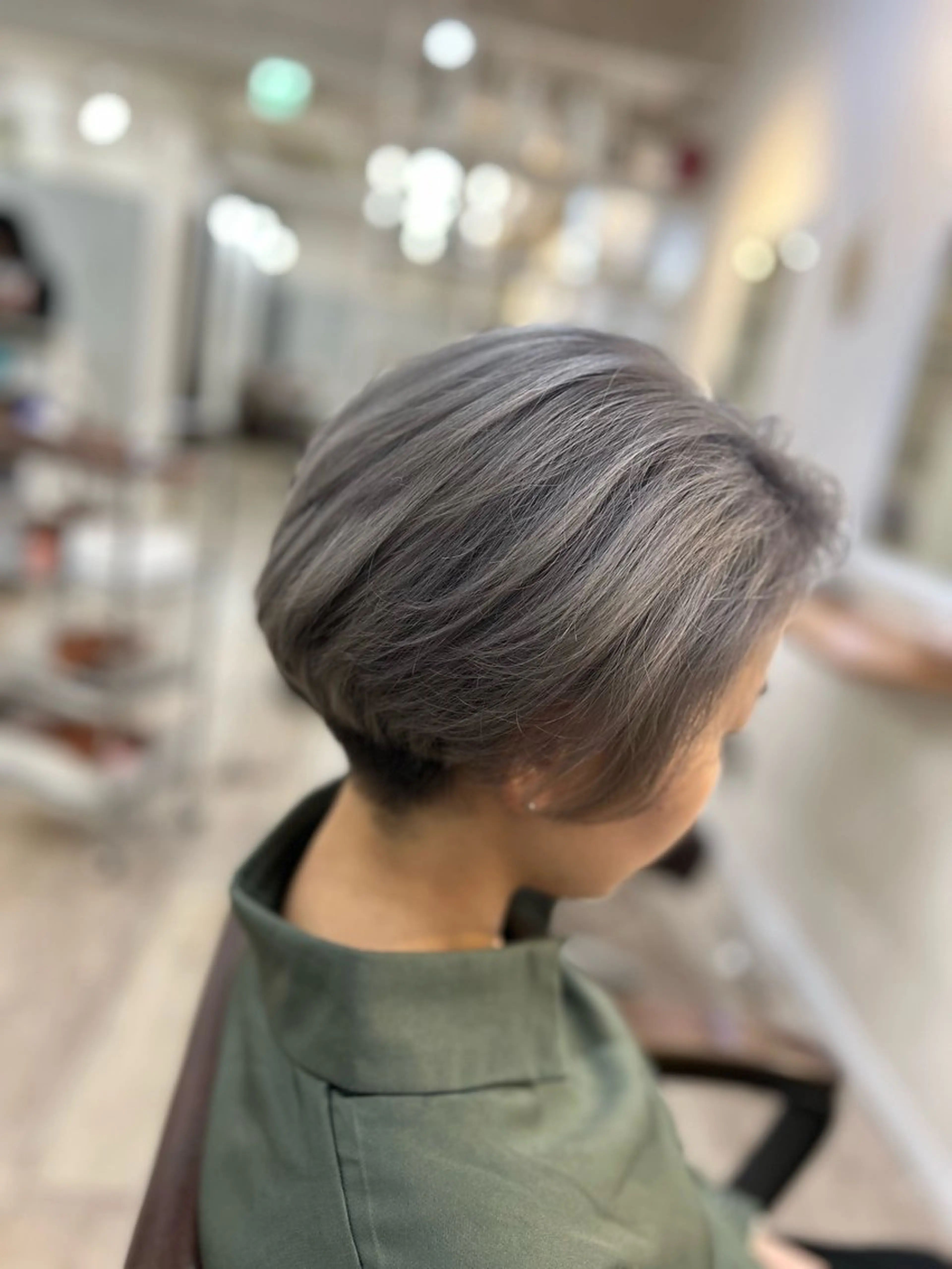 ショート カラー シルバー トヤマ セシルヘアー神戸元町のヘアスタイル