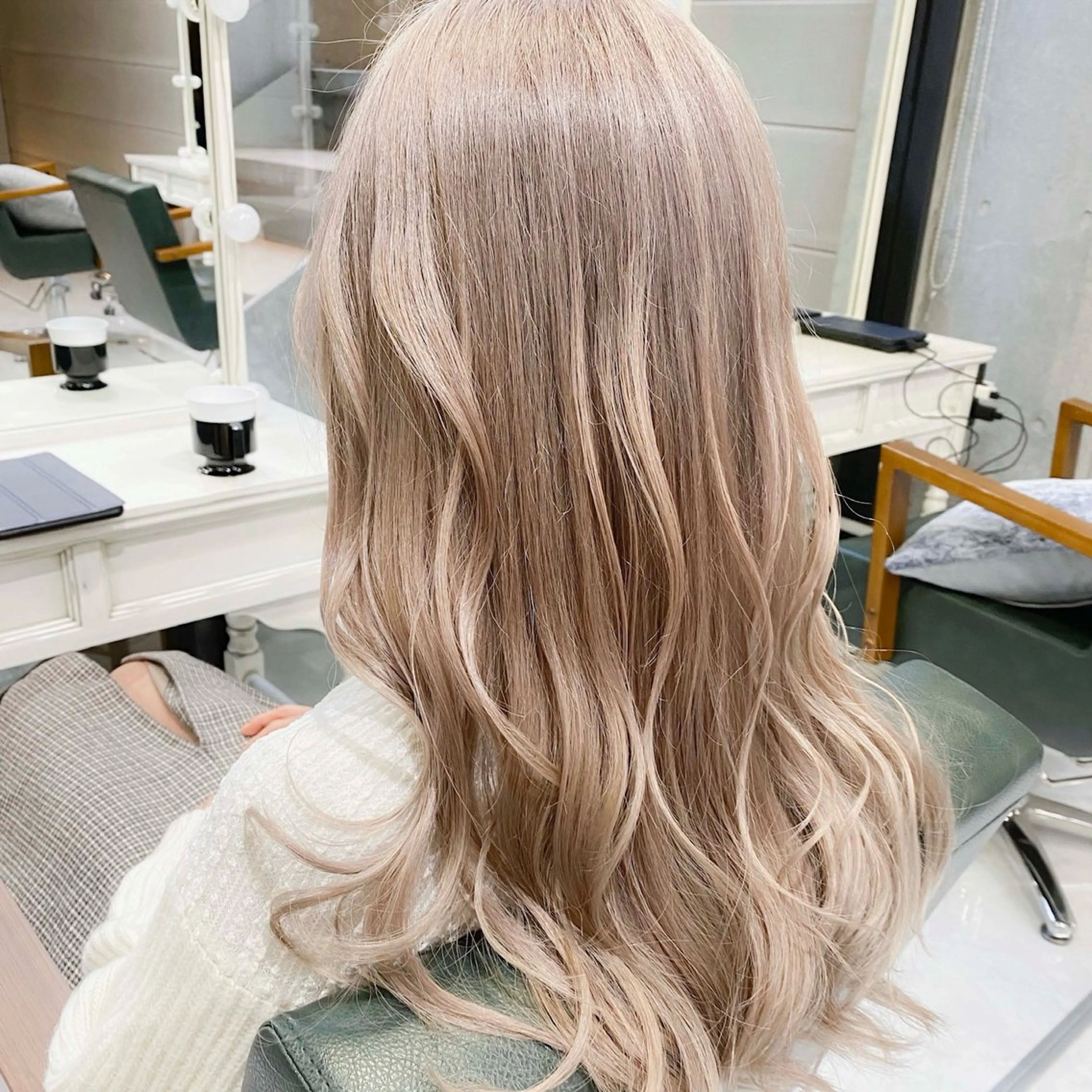 ロング カラー ベージュカラー ブリーチ デザインカラー ハイトーンカラー ホワイトベージュ ヘアカラー トリートメント ヘアセット DAYS Men’sのヘアスタイル