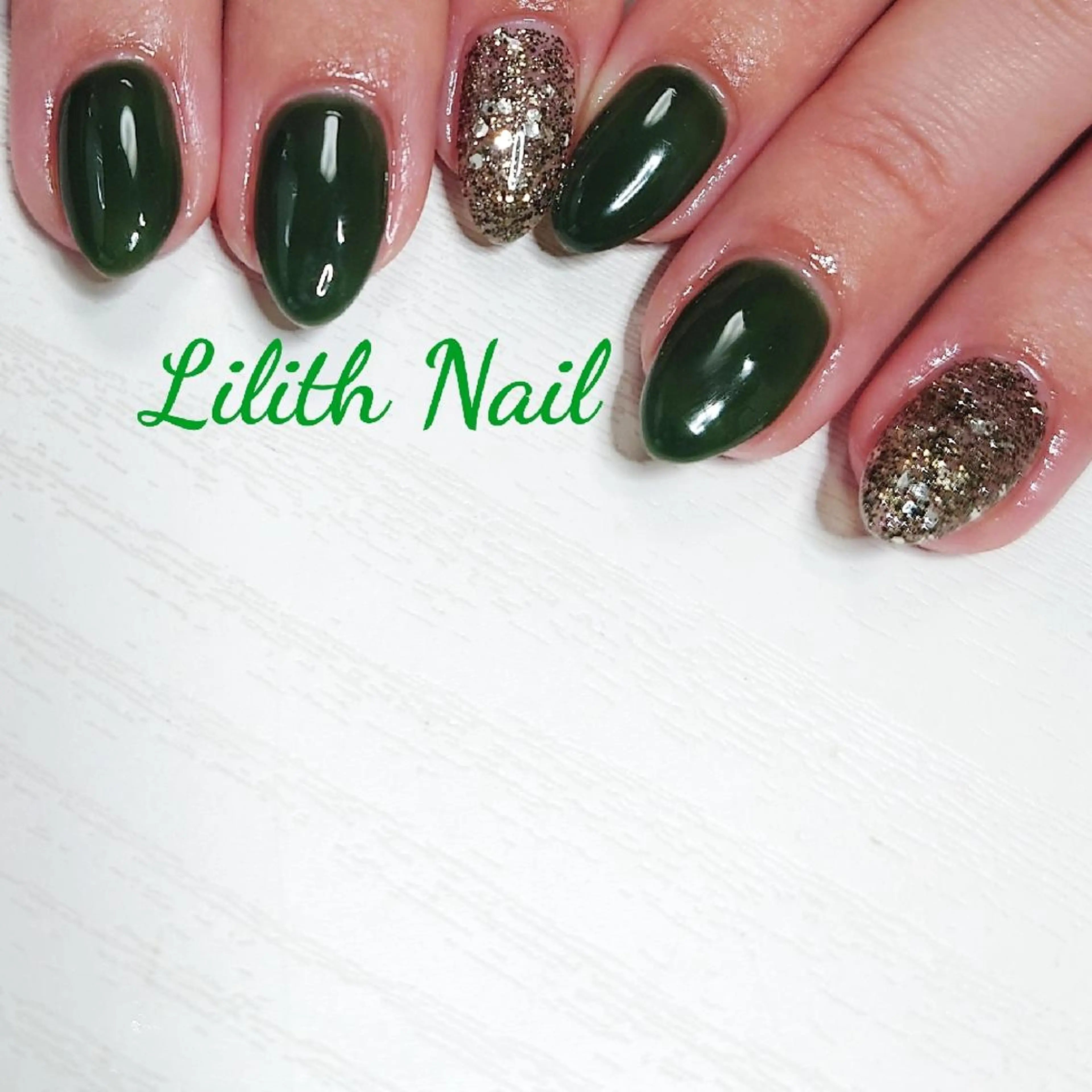 ネイル グリーン ラメ(グリッター) ワンカラーネイル 冬ネイル ハンドネイル Lilith Nailのネイルデザイン