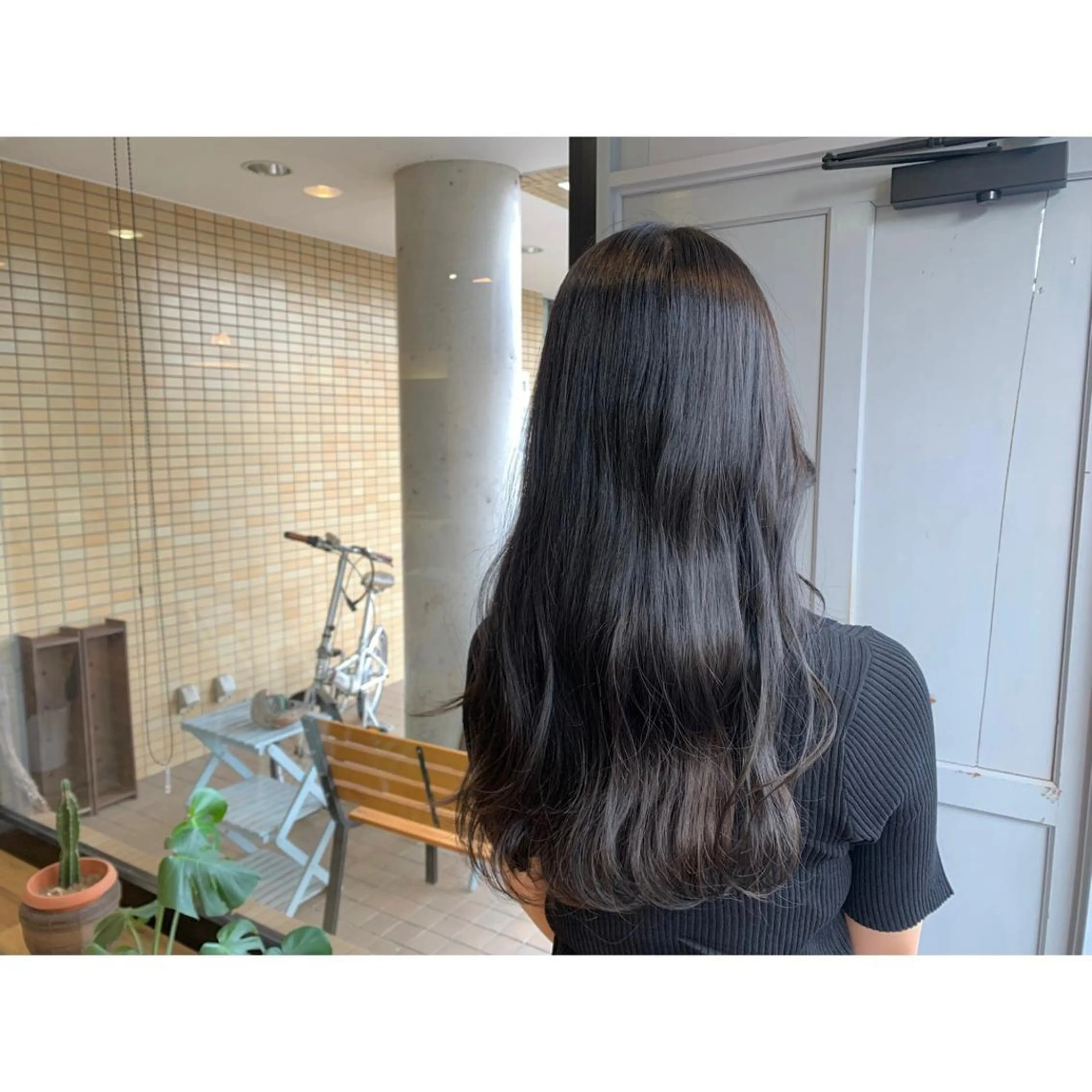 ロング カラー ダークグレー ダークグレージュ グレージュ ヘアカラー トリートメント ツキダテ ユイのヘアスタイル