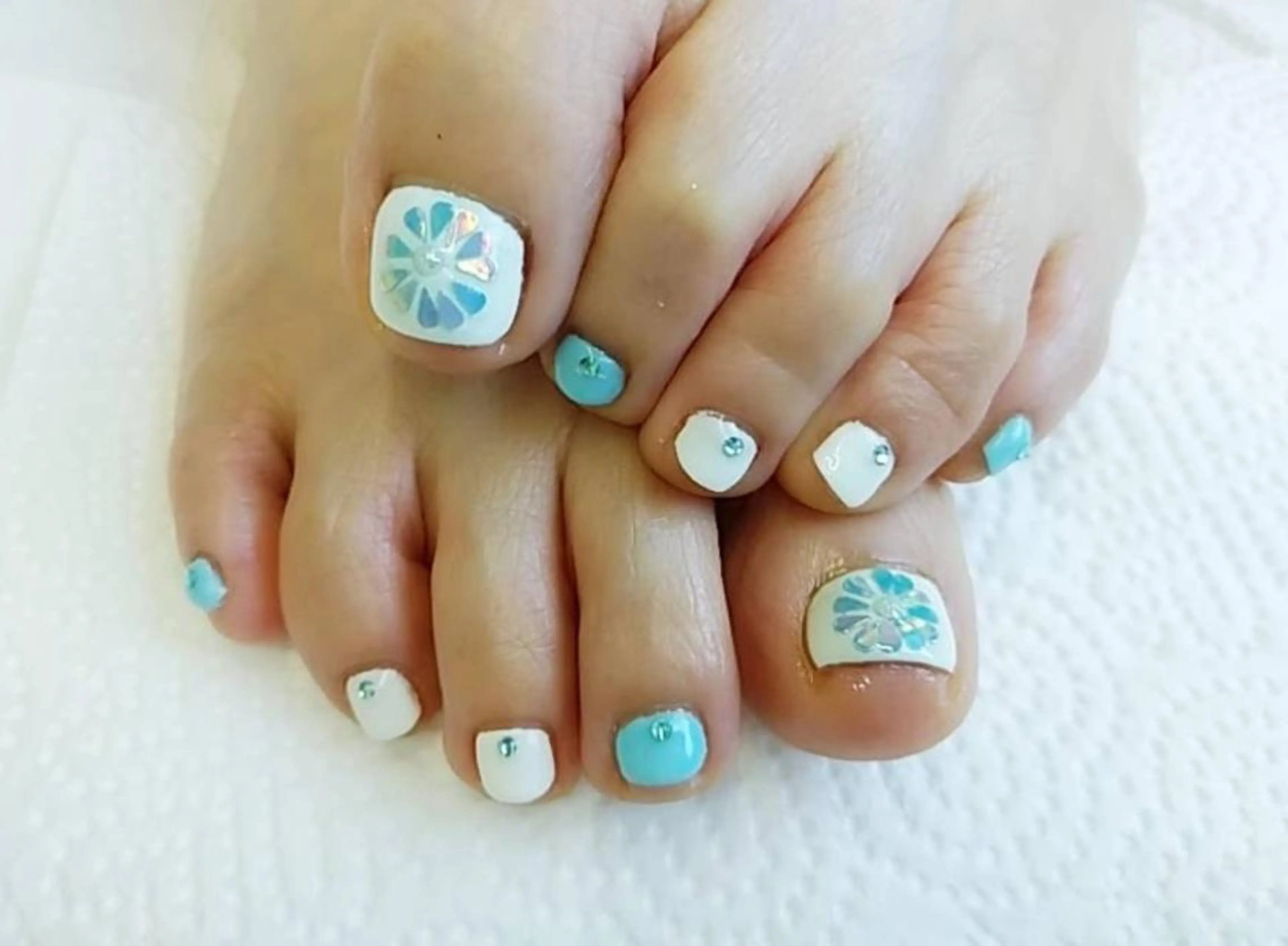 ネイル フットネイル ホログラムネイル ストーンネイル ハンドネイル ハンドケア プライベートサロン RosyLily所属・プライベートサロン Rosy Lilyのネイルデザイン