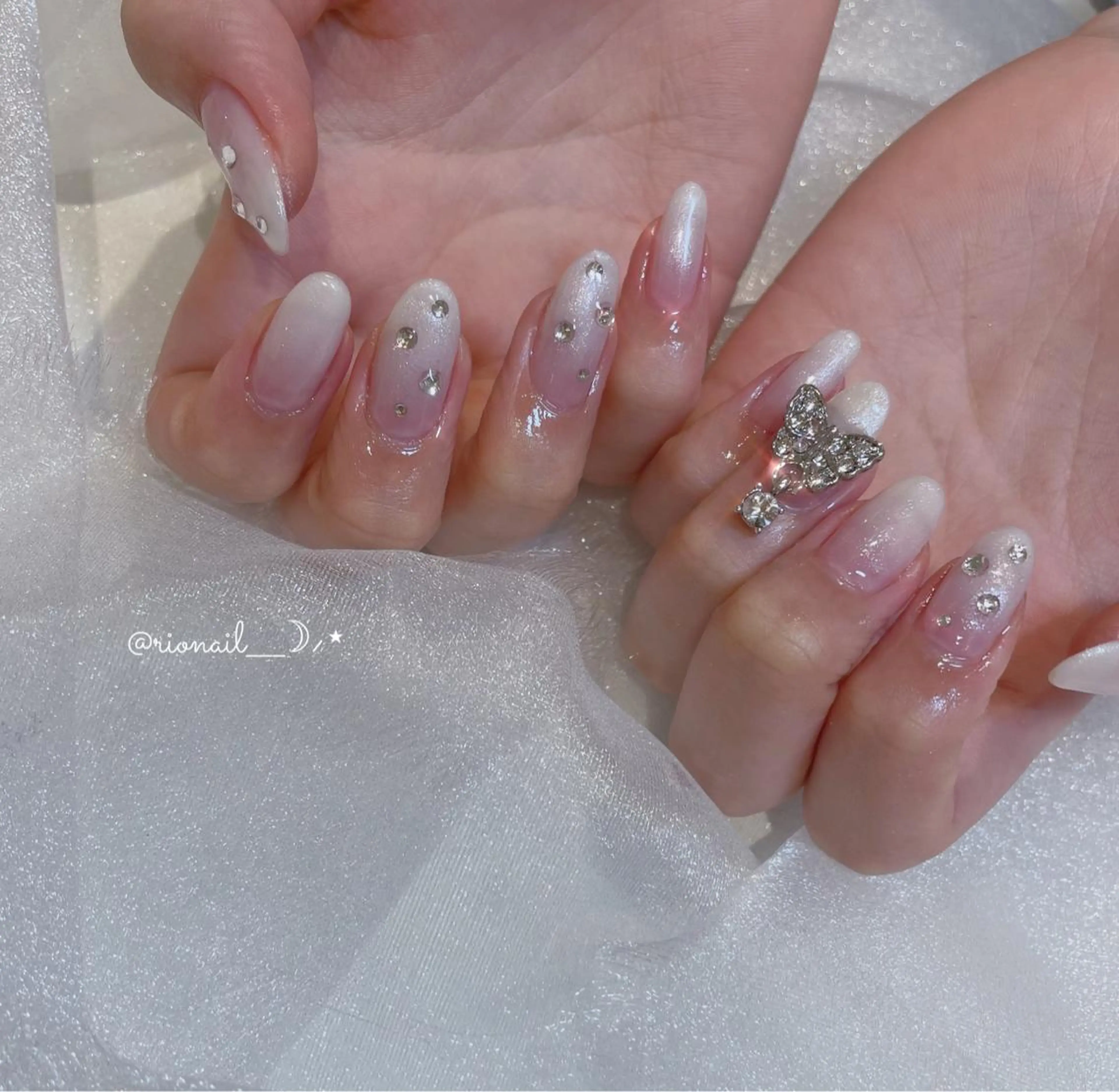 ネイル アートネイル 𝘙𝘪𝘰𝘯𝘢 ...🕯🤍のネイルデザイン