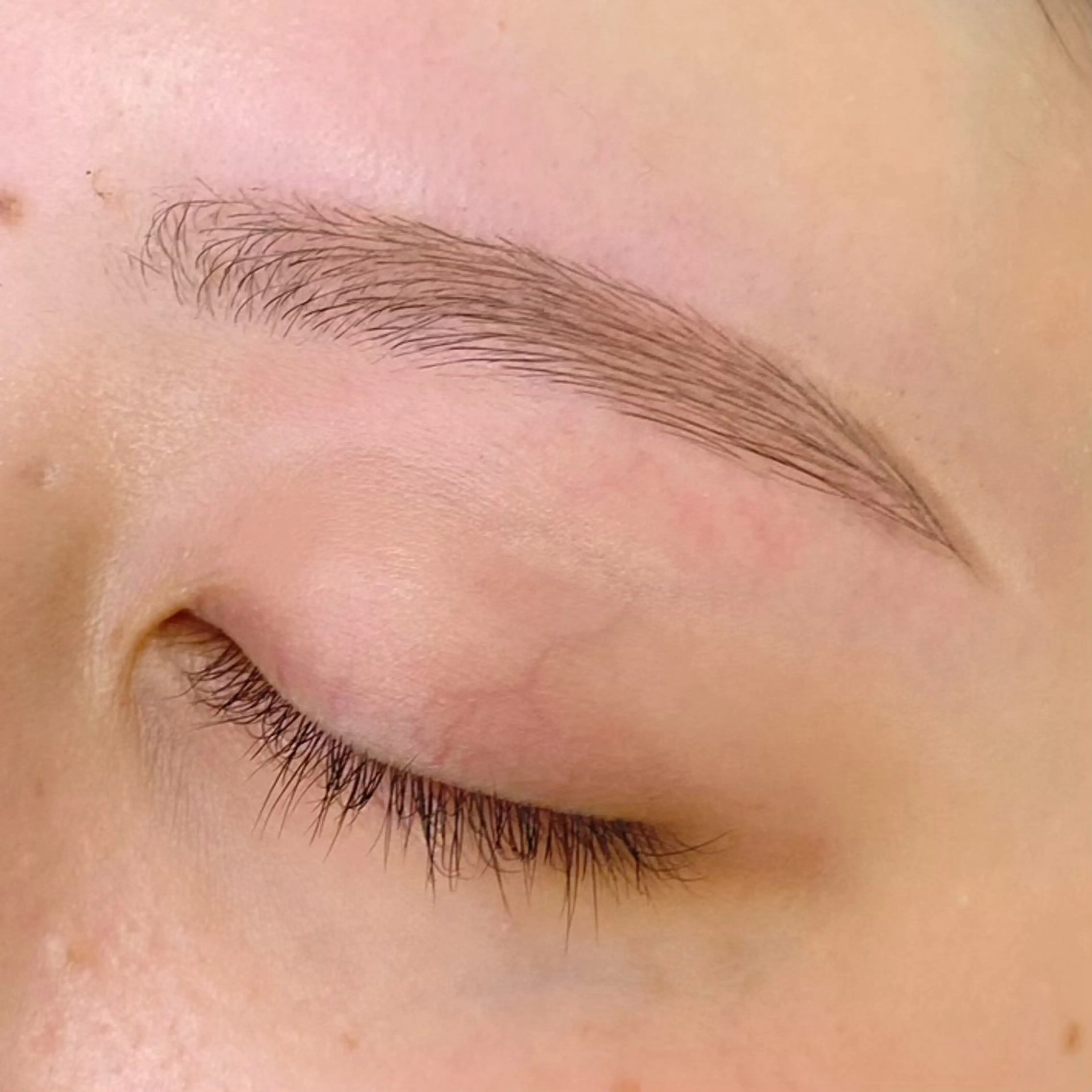 アイブロウワックス　（ワックス＋間引き＋仕上げメイク込）の写真