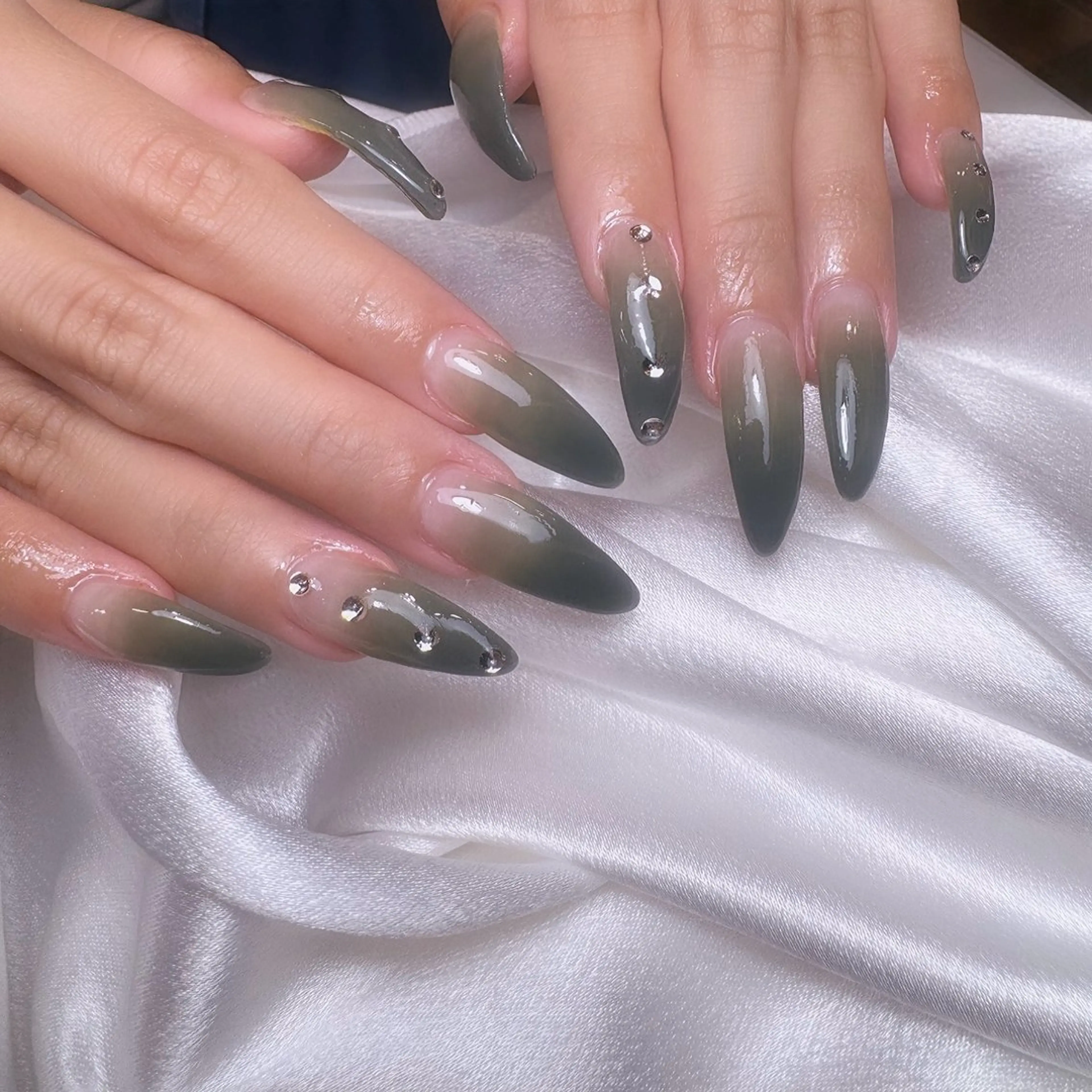 カラーグラデーションネイル　　　　　　　　　　　　初回オフ代無料の写真