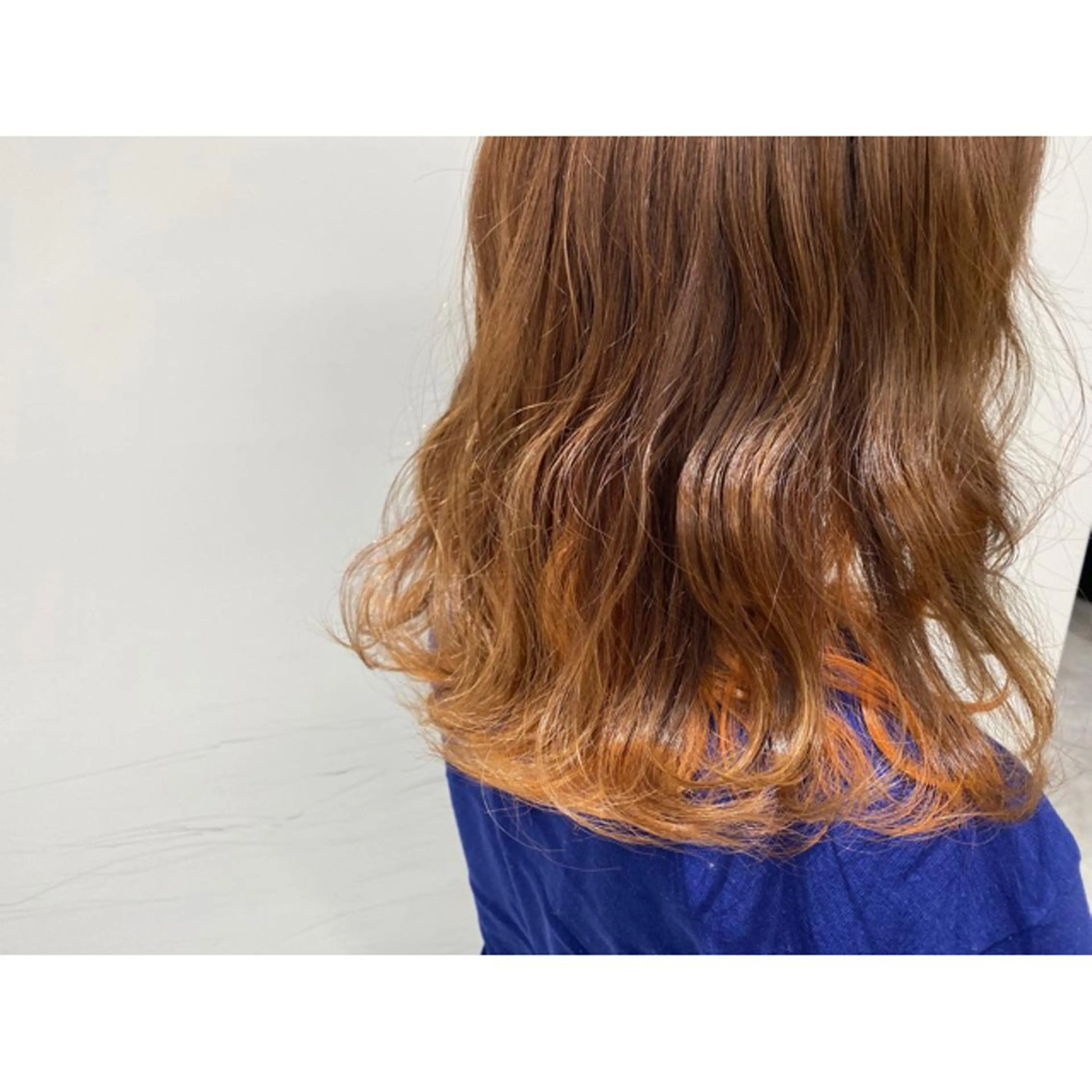 セミロング カラー ヘアアレンジ ブリーチ オレンジ 小國 綾かのヘアスタイル