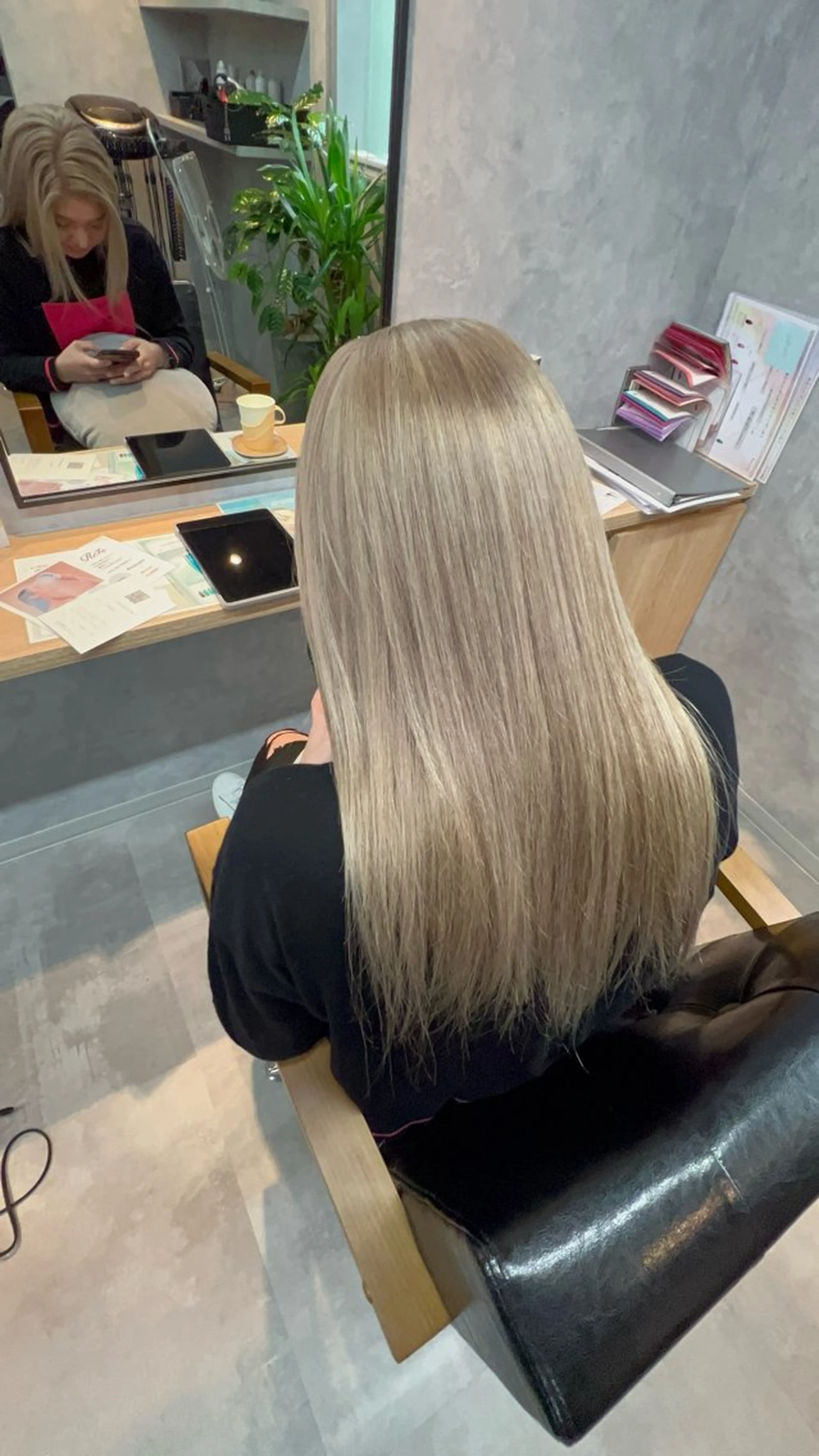 ロング カット ヘアカラー motoトップカラー リスト/ブリーチカラのヘアスタイル