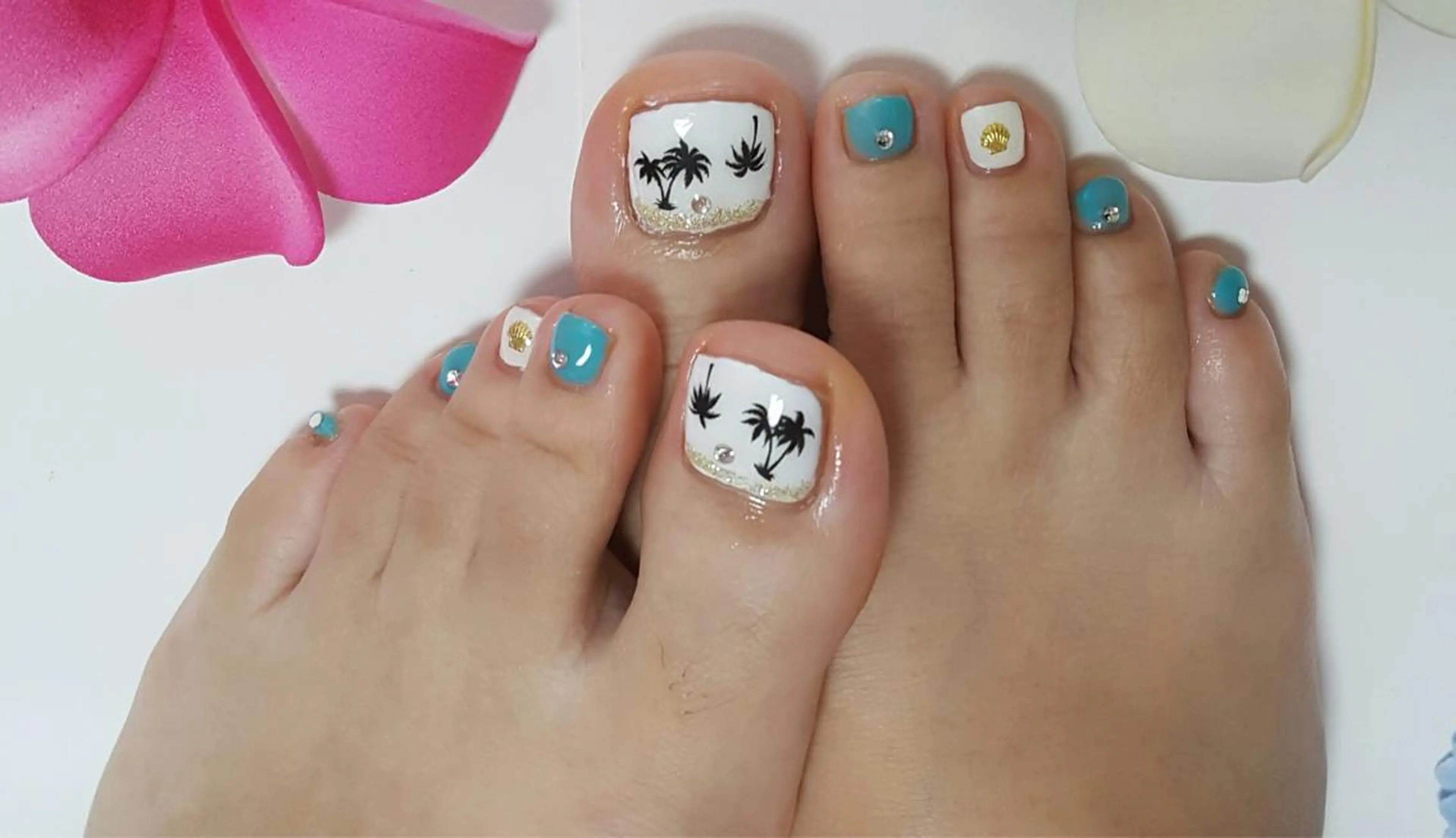 ミディアム ネイル フットネイル Uchida meのネイルデザイン