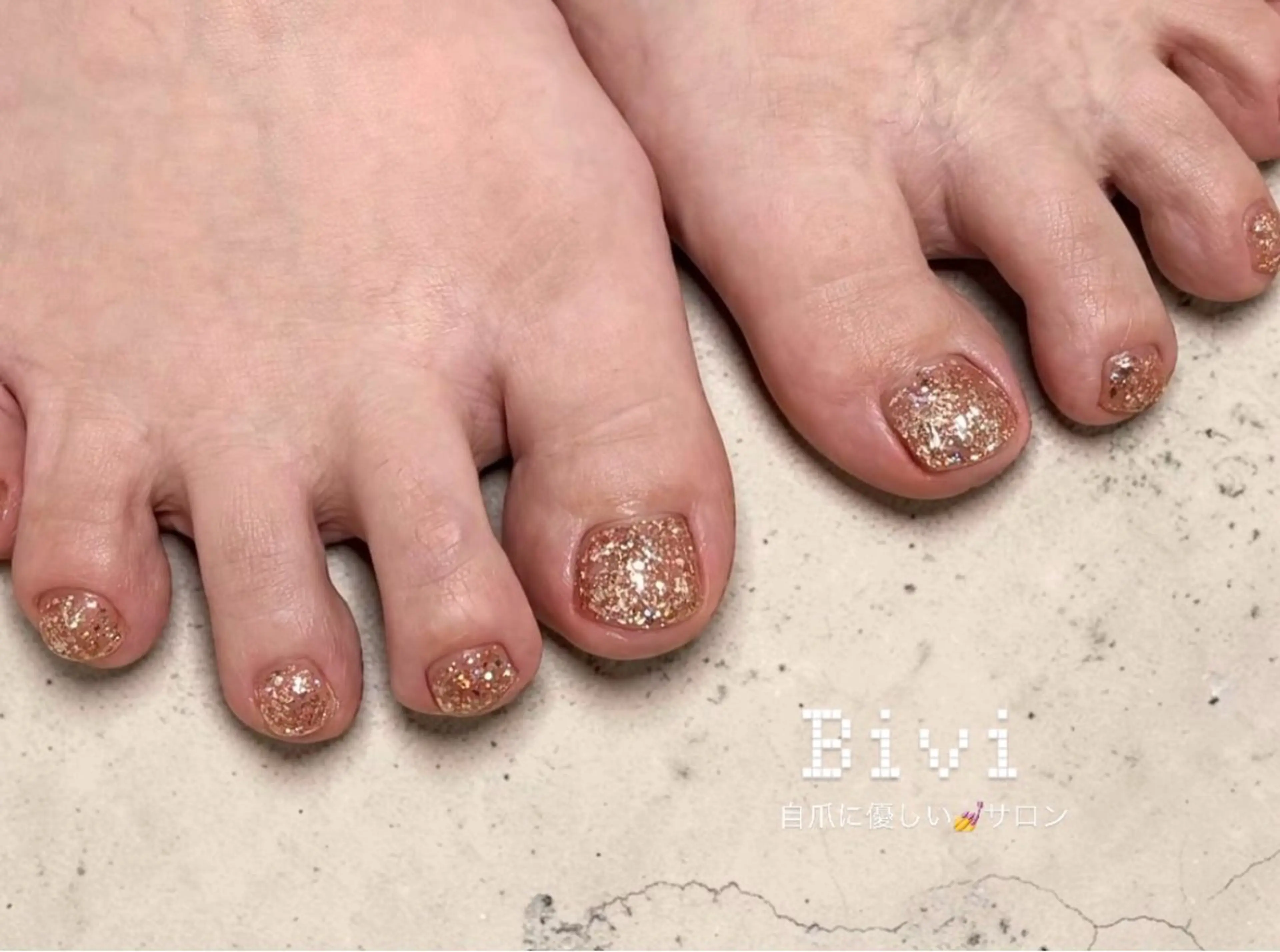 ネイル フットネイル ゴールド ラメ(グリッター) 持ち込み シンプルネイル フットネイル ♡Bivi♡自爪に 優しいネイルサロンのネイルデザイン
