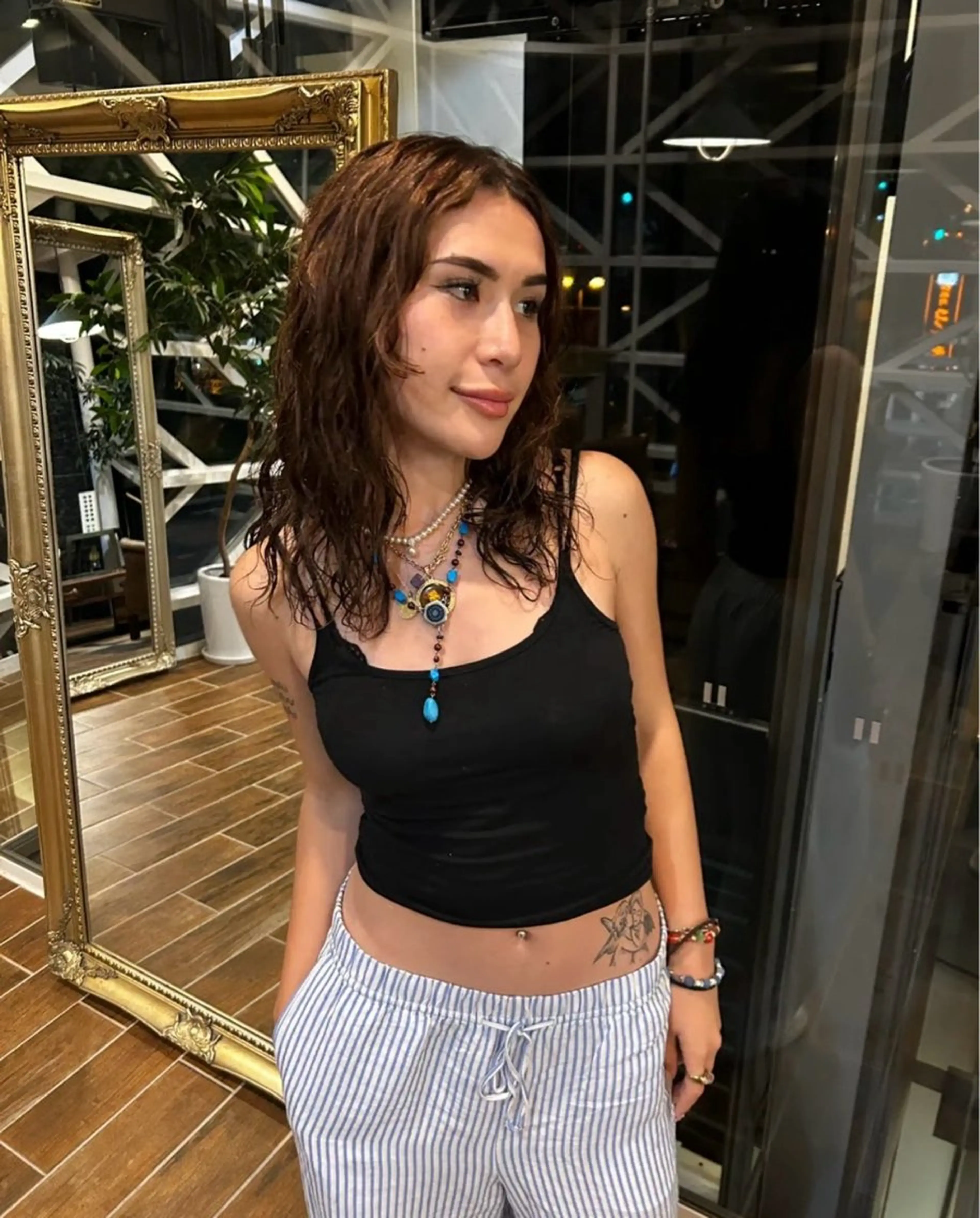 ロング パーマ 西 優衣奈のヘアスタイル