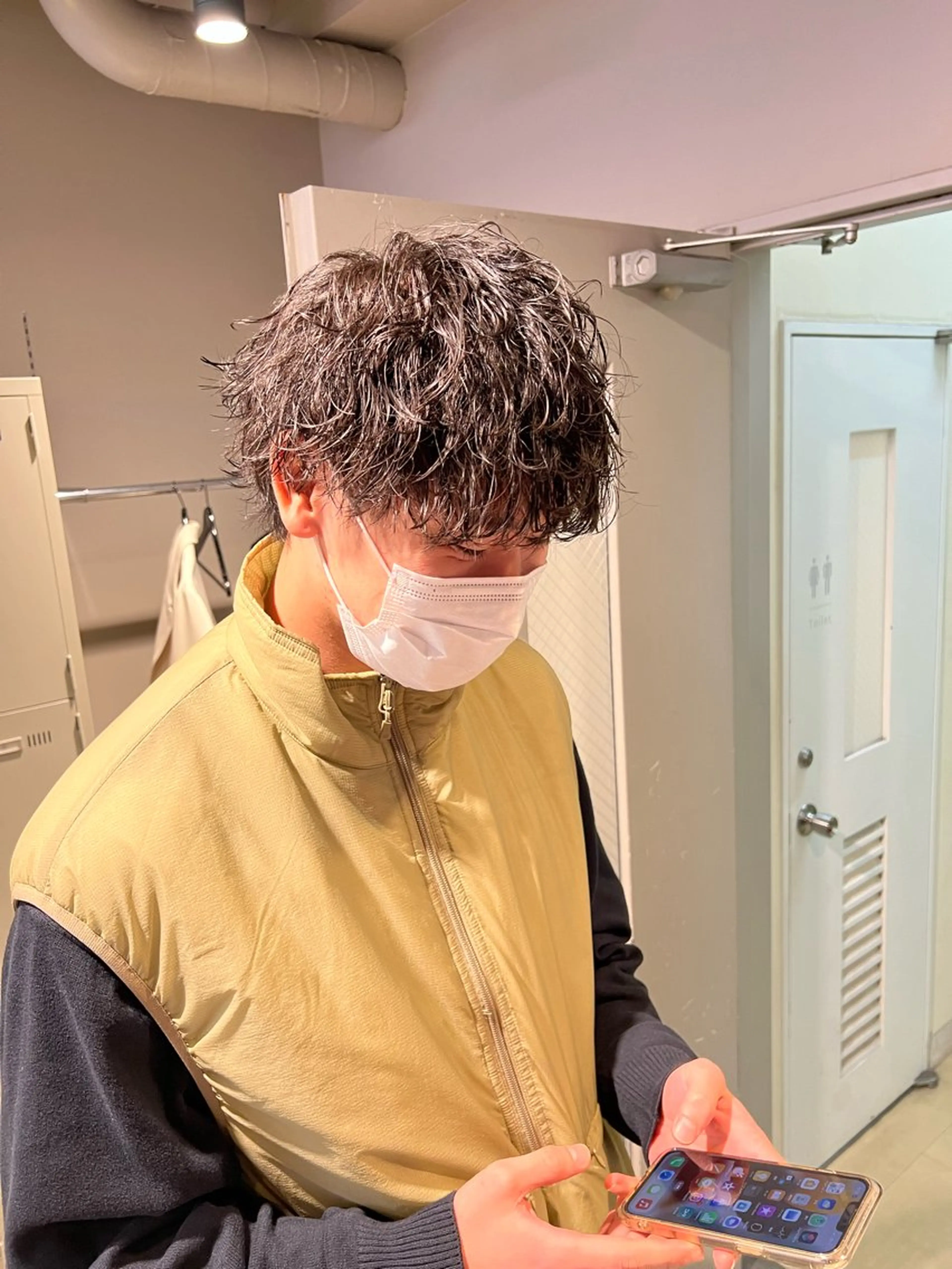 ミディアム パーマ メンズ ミディアムパーマ センターパート メンズ韓国風 韓国マッシュ マッシュウルフ カット ヘアカラー トリートメント ヘッドスパ ヘアセット トレンド/レイヤー うる艶🪞CANDYのヘアスタイル