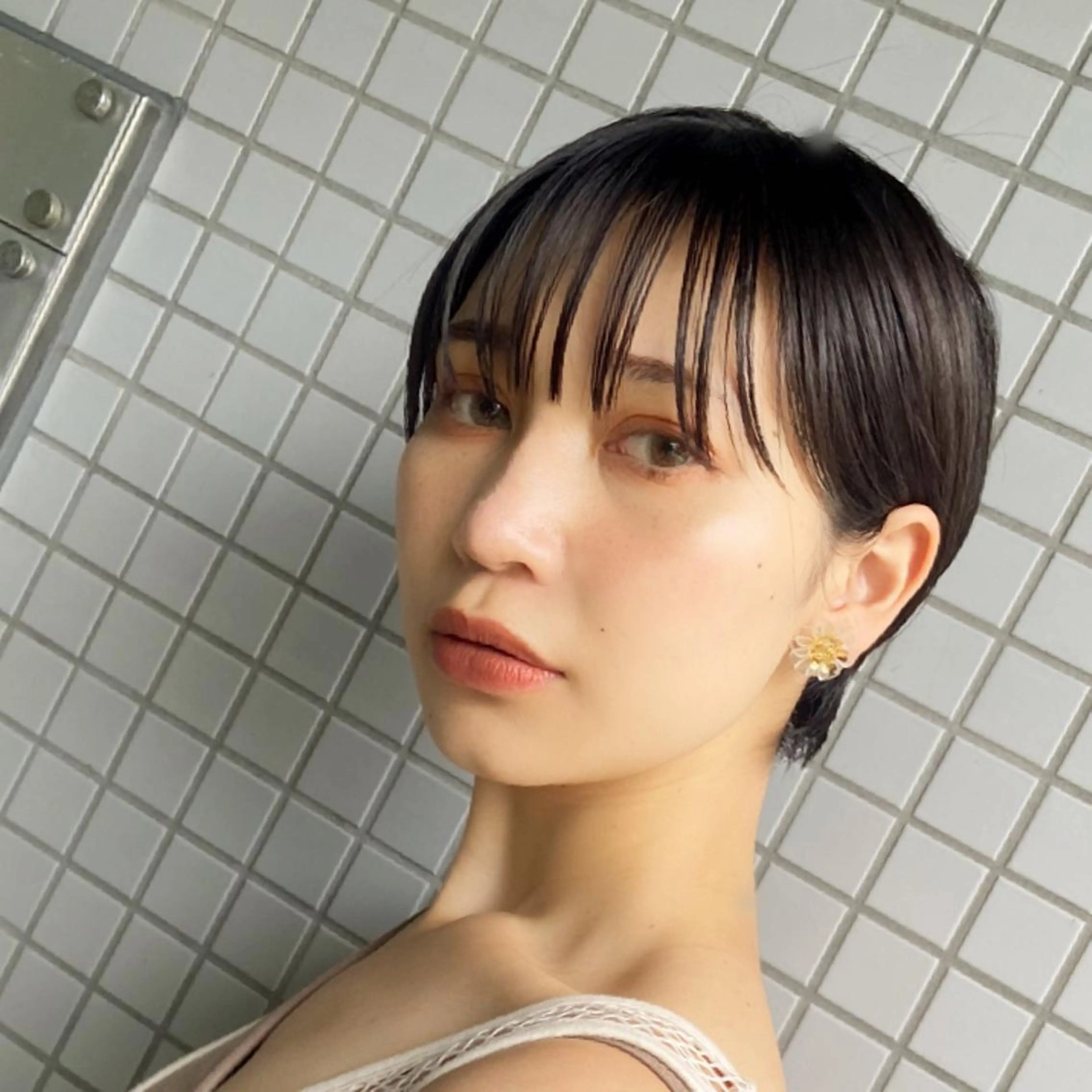 ショート ハンサムショート ショートヘア カジュアルを女っぽく 𝗮𝘆𝗮𝗰𝗼のヘアスタイル