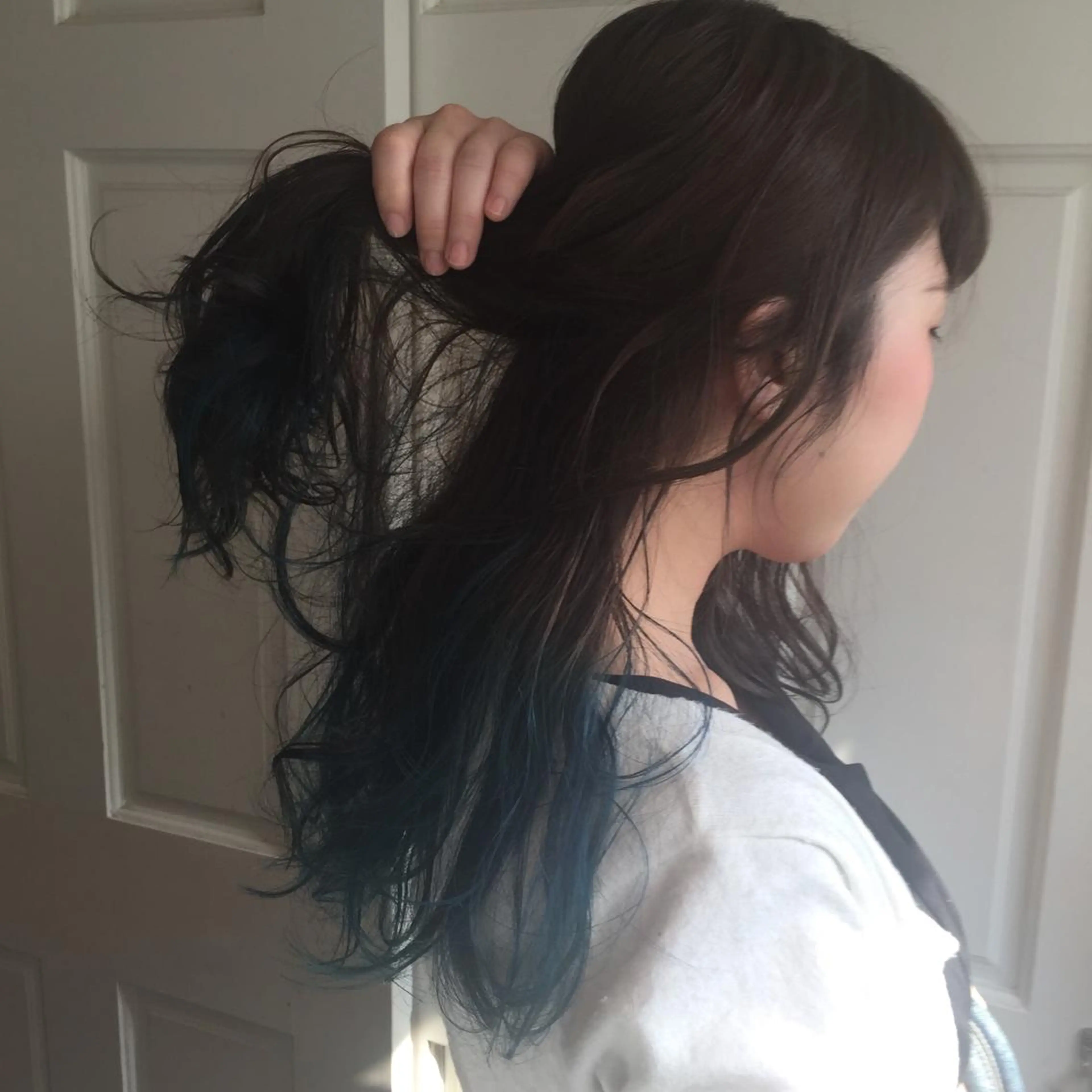 セミロング カラー ブルーカラー インナーカラー ホワイト&レイヤーカ ットエクステ長畠俊輔のヘアスタイル