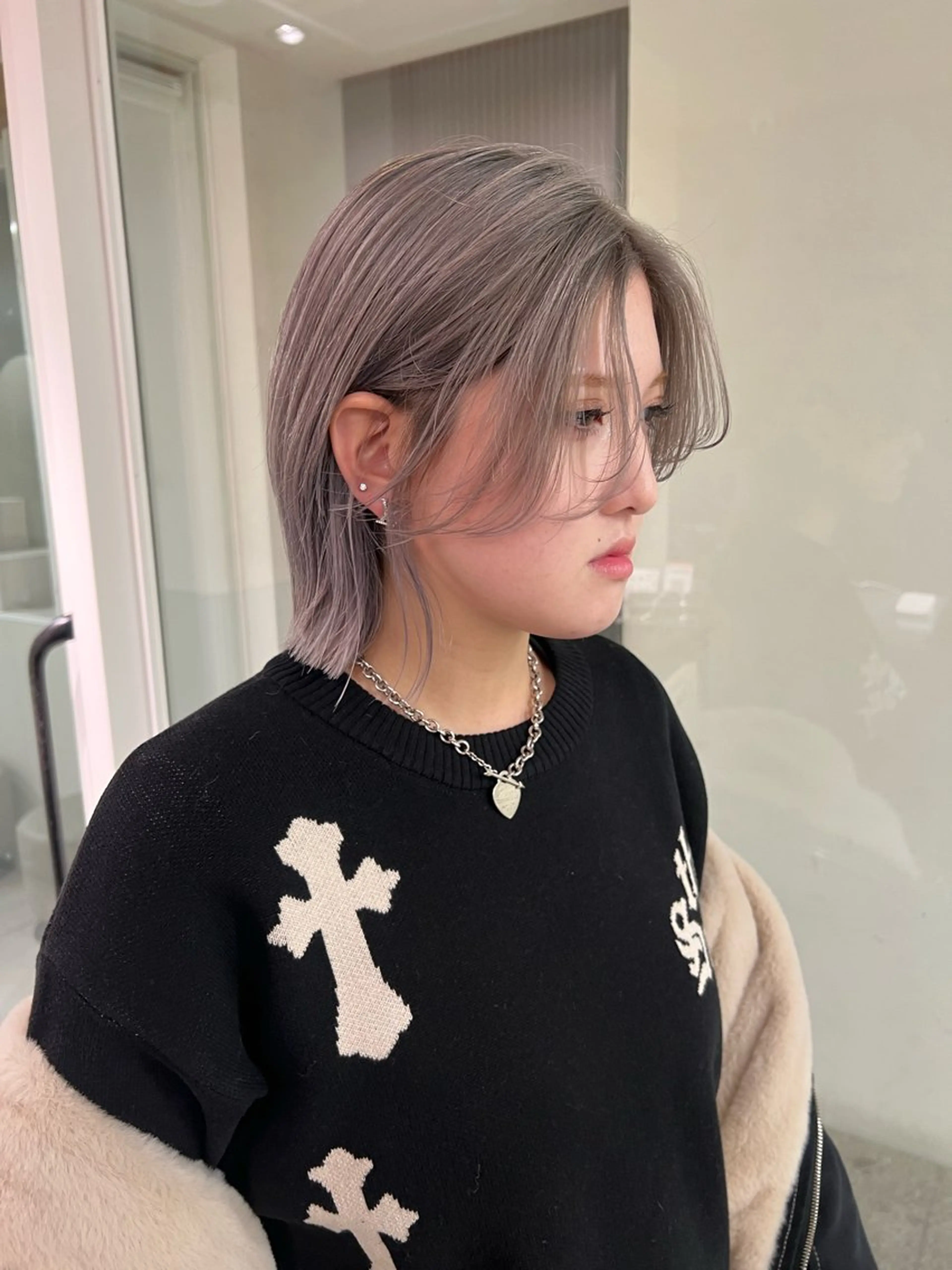 ショート カラー ブリーチ ハイトーンカラー 顔まわりレイヤー レイヤーカット TOMOYAレイヤー ブリーチ縮毛矯正のヘアスタイル