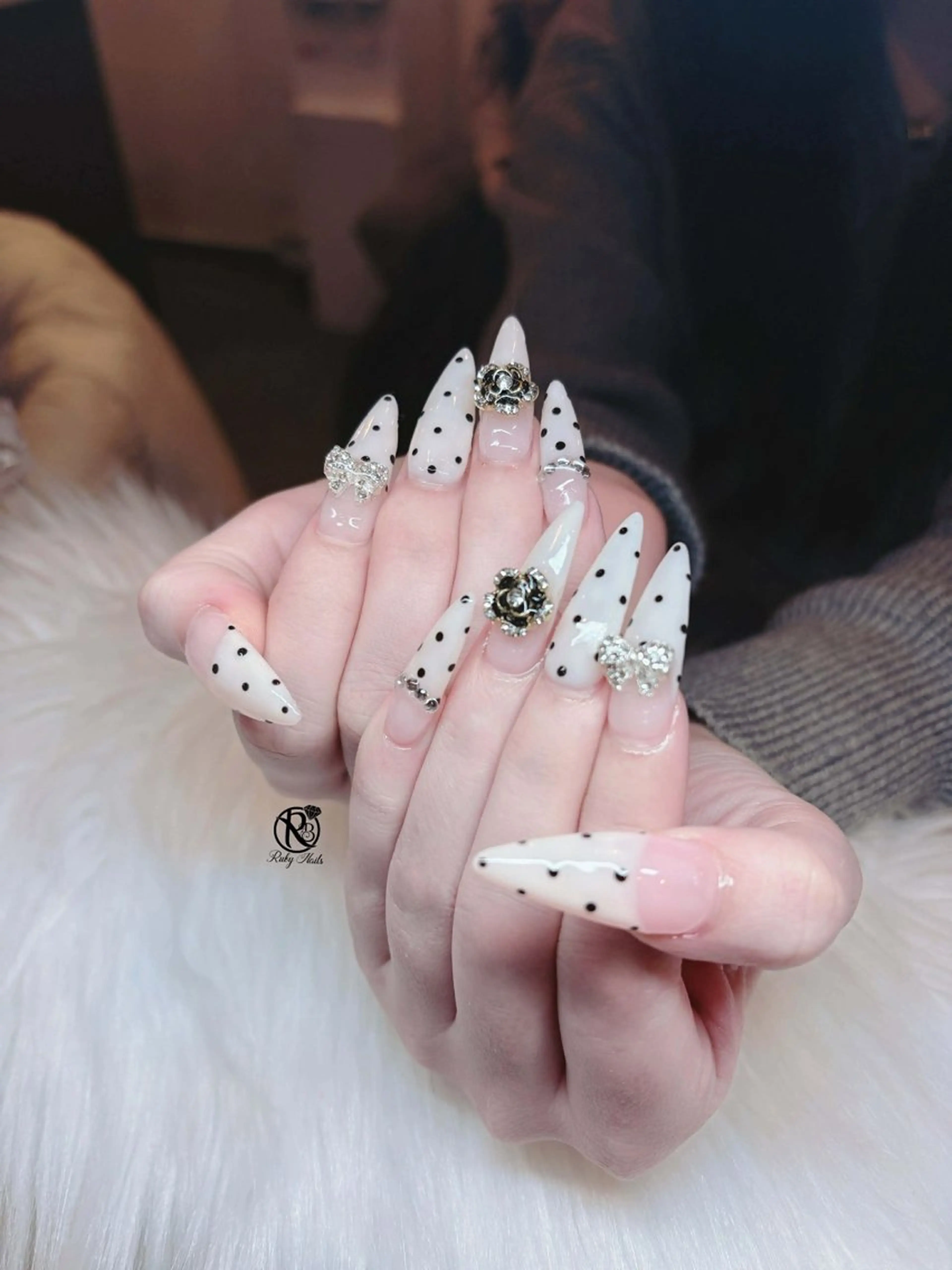 ネイル ボルドー ブラウン チークネイル ドット フットネイル ハンドネイル RUBY Nail Salon[霞ヶ関店]所属・Ruby Nail 霞ヶ関店のネイルデザイン