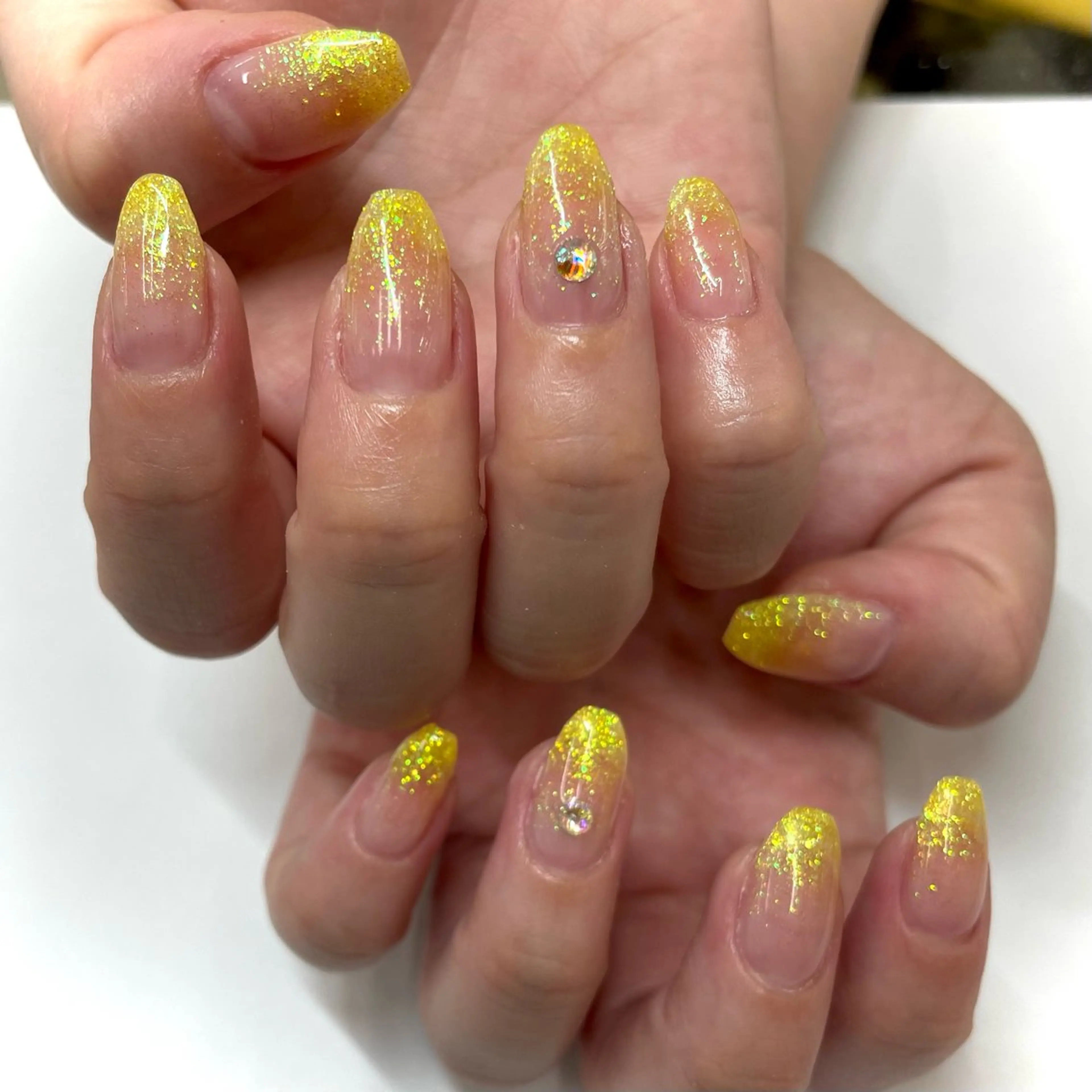 ネイル オーロラネイル ラメ(グリッター) ストーンネイル 黄色 MAXKELLY EMIのネイルデザイン