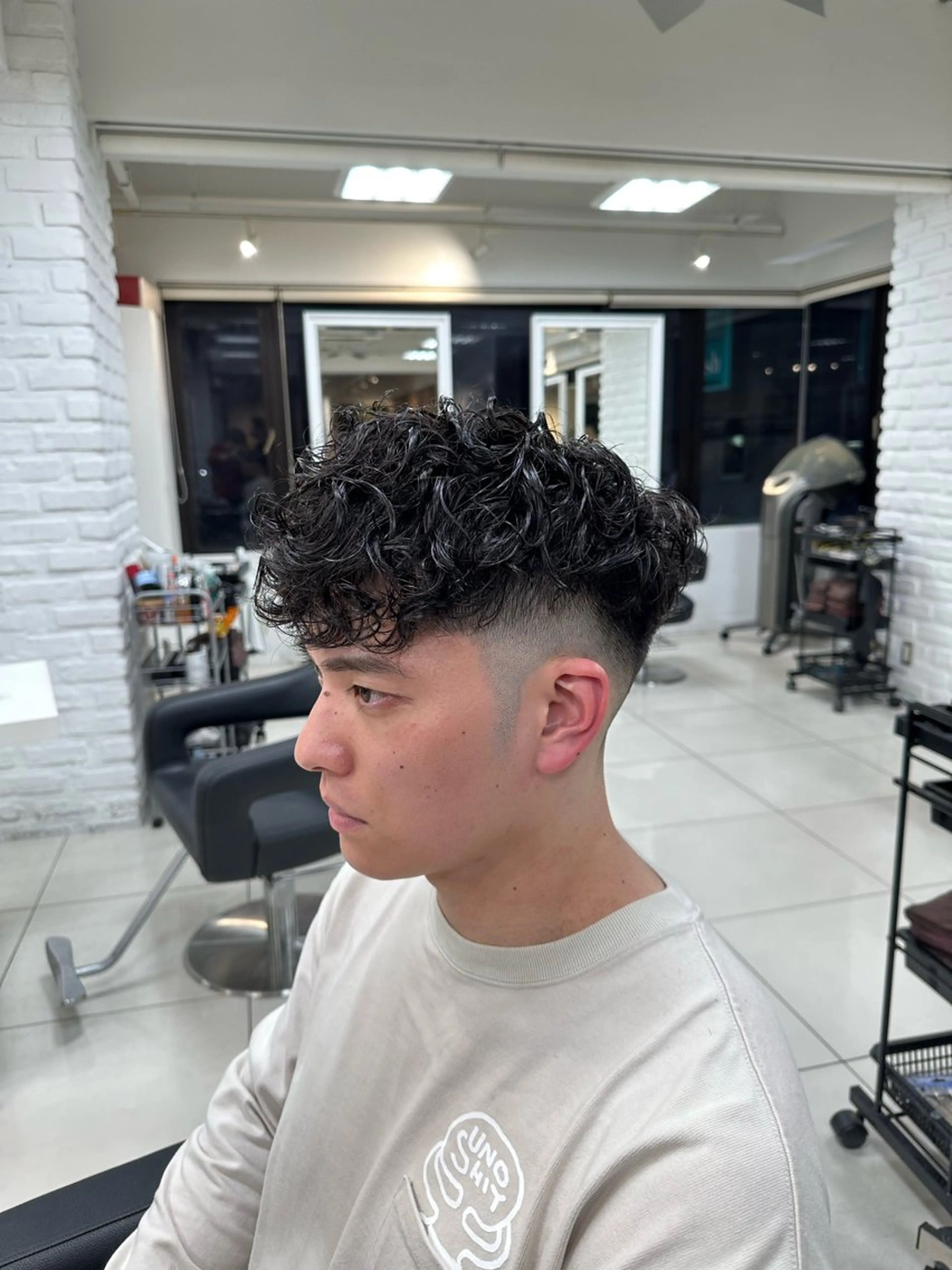 ショート パーマ メンズ フェードカット スキンフェード スペインカール 刈り上げ フェザーパーマ職人 🪶ryosukeのヘアスタイル