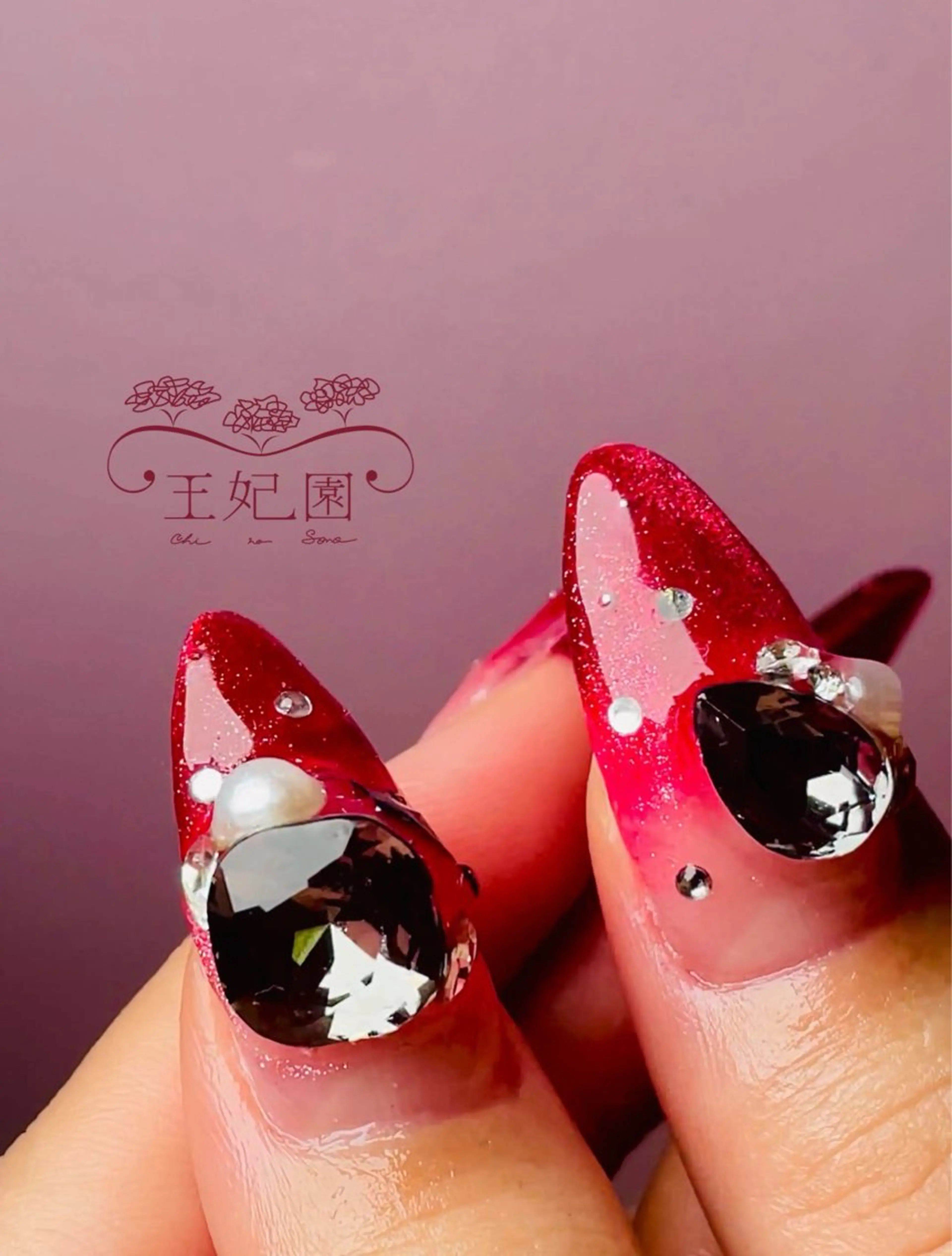 ネイル グラデーション キラキラネイル マグネットネイル 赤色 nail salon王妃の園所属・王妃の園 ohinosonoのネイルデザイン