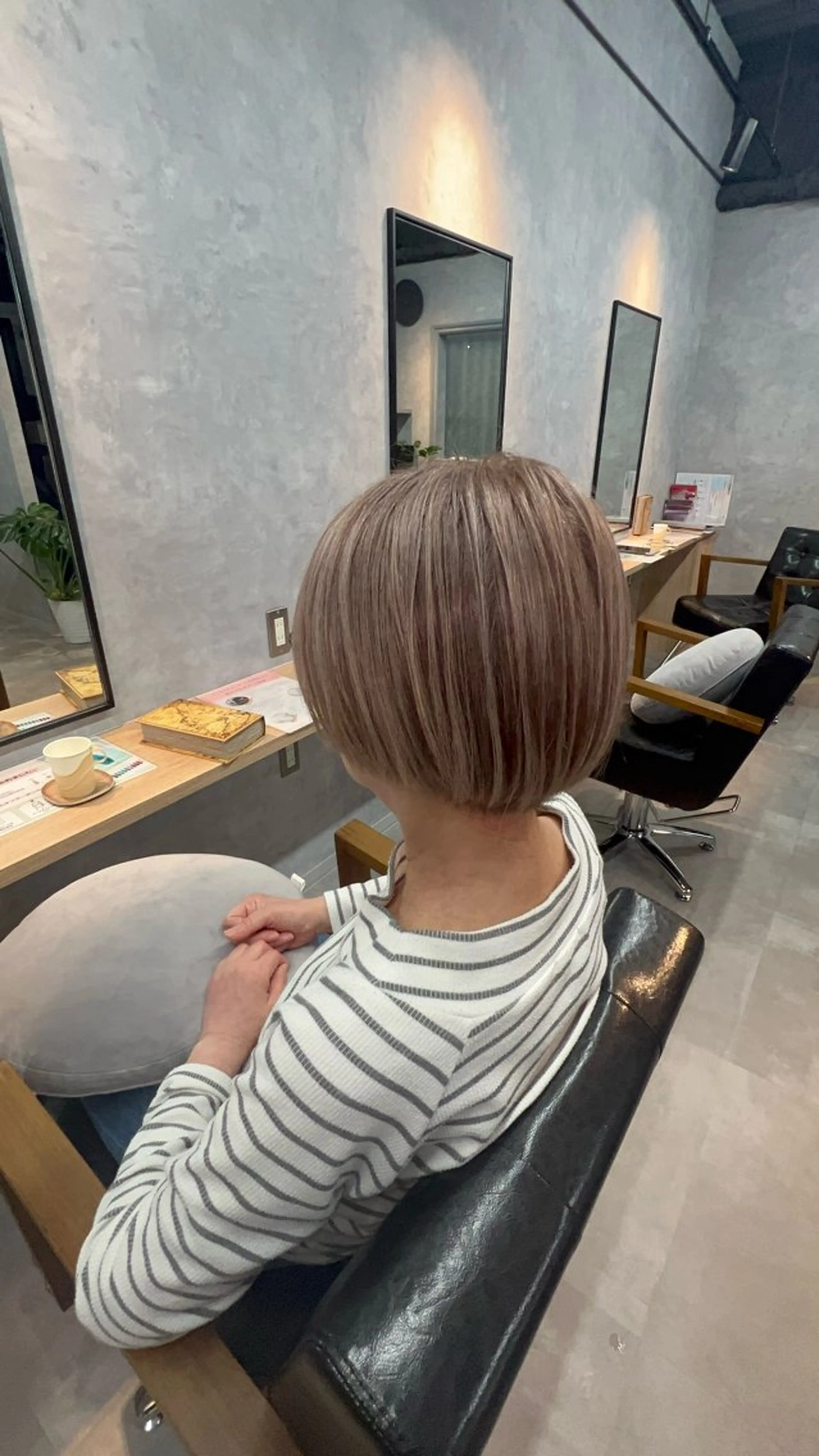 ミディアム ハイライト ヘアカラー motoトップカラー リスト/ブリーチカラのヘアスタイル