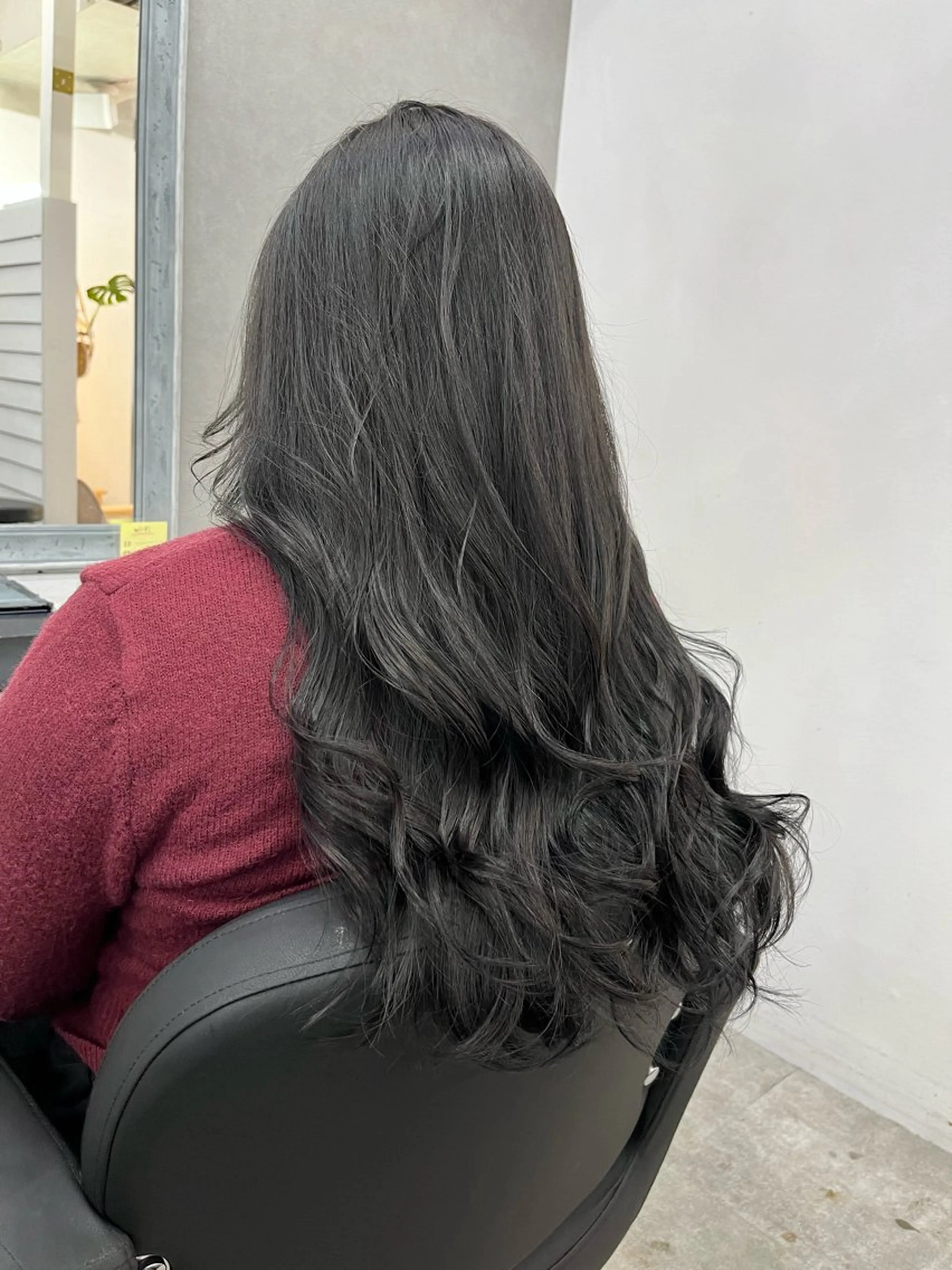 セミロング カラー 黒髪 グレーブラック ヘアカラー トリートメント 柔らかいヘアカラー 大成のヘアスタイル