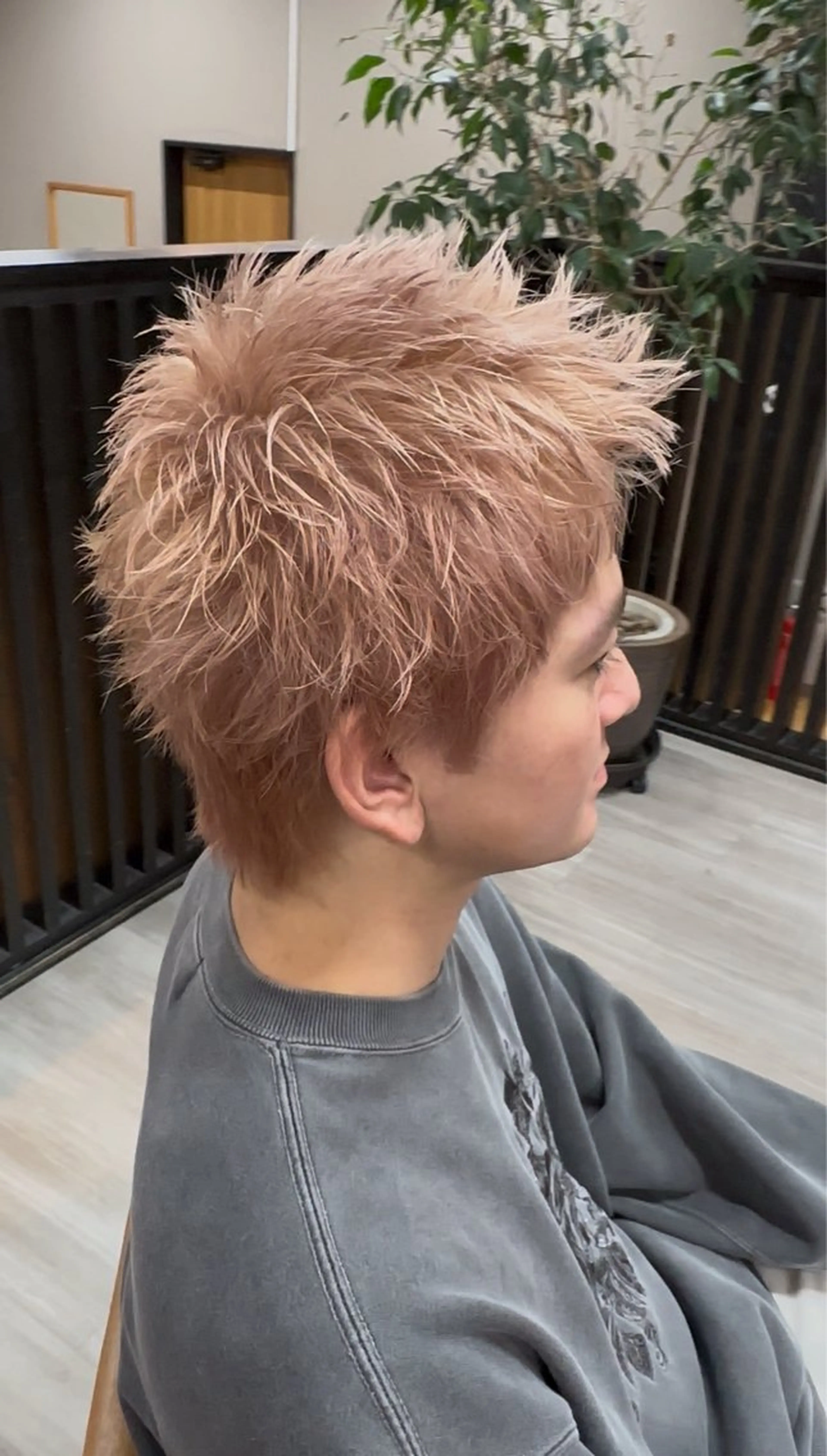 カラー メンズ メンズハイトーン ベージュカラー ハイトーンカラー ピンクカラー ピンクベージュ カット ヘアカラー arika オケシ　リョウダイのヘアスタイル