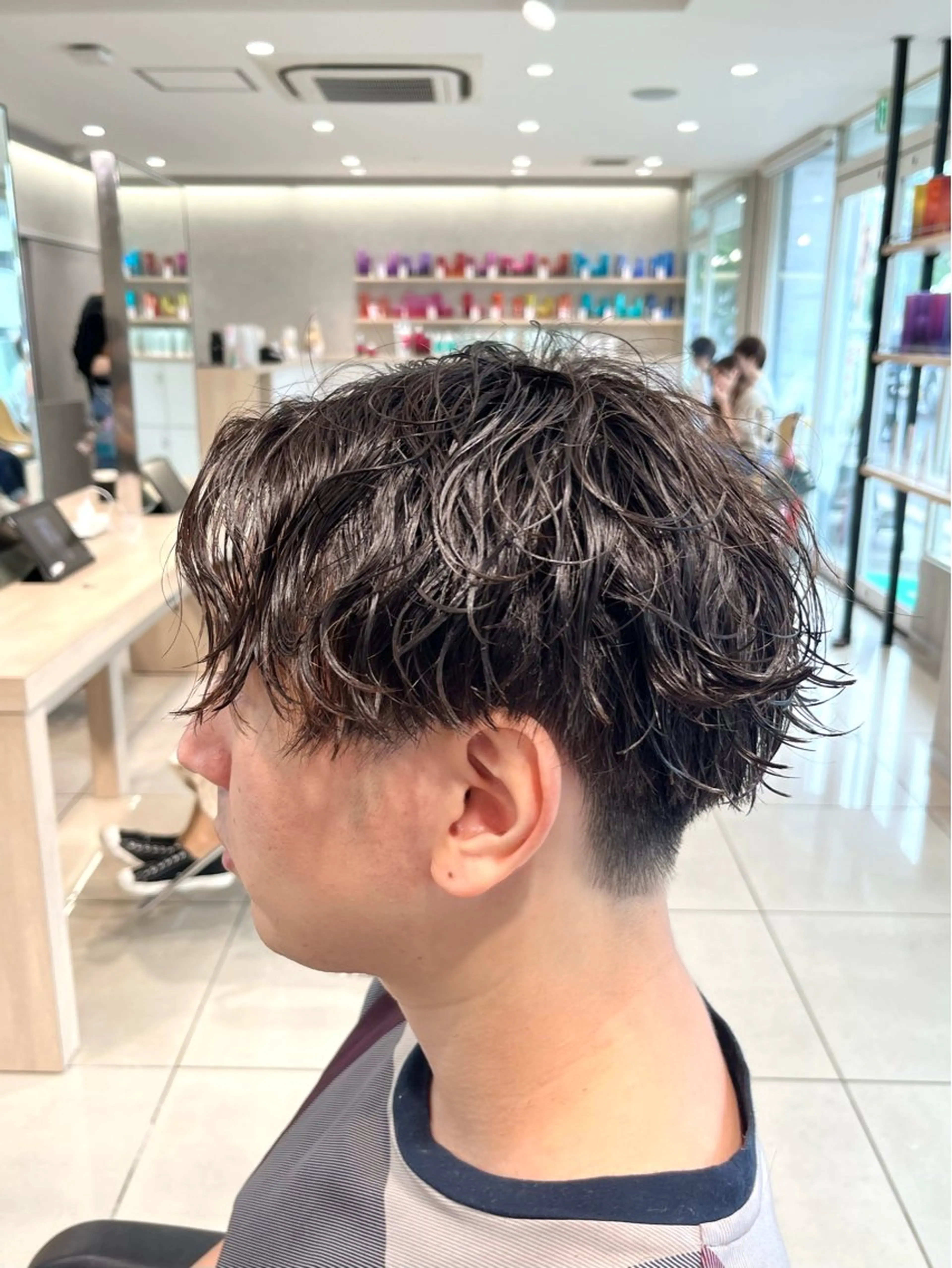 パーマ メンズ センターパート メンズパーマ 波巻きパーマ スパイラルパーマ カット パーマ トリートメント 巖本 真希のヘアスタイル