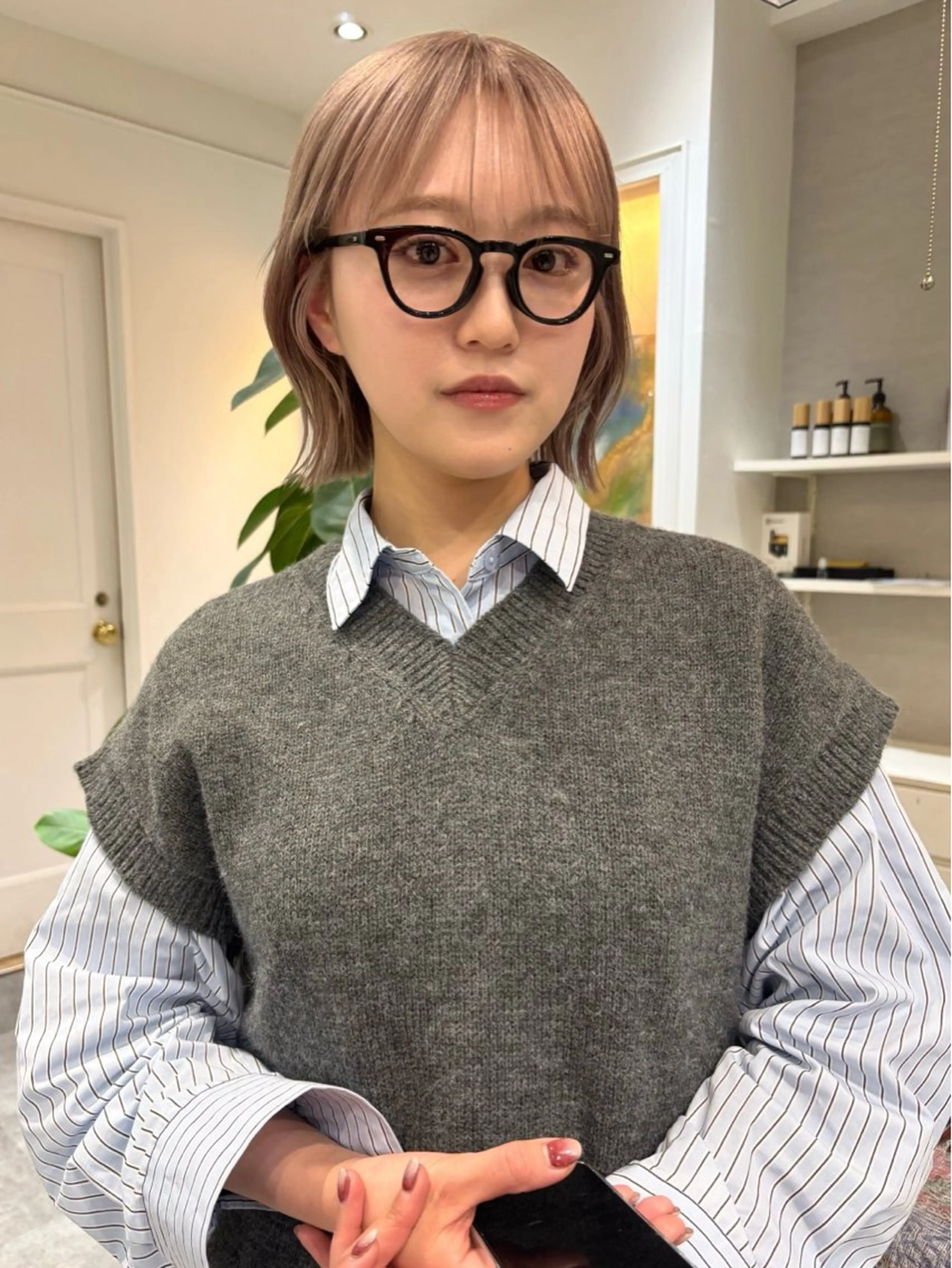 ショート ヘアカラー ｍｏｍｏ/ ハイトーン/ベージュのヘアスタイル