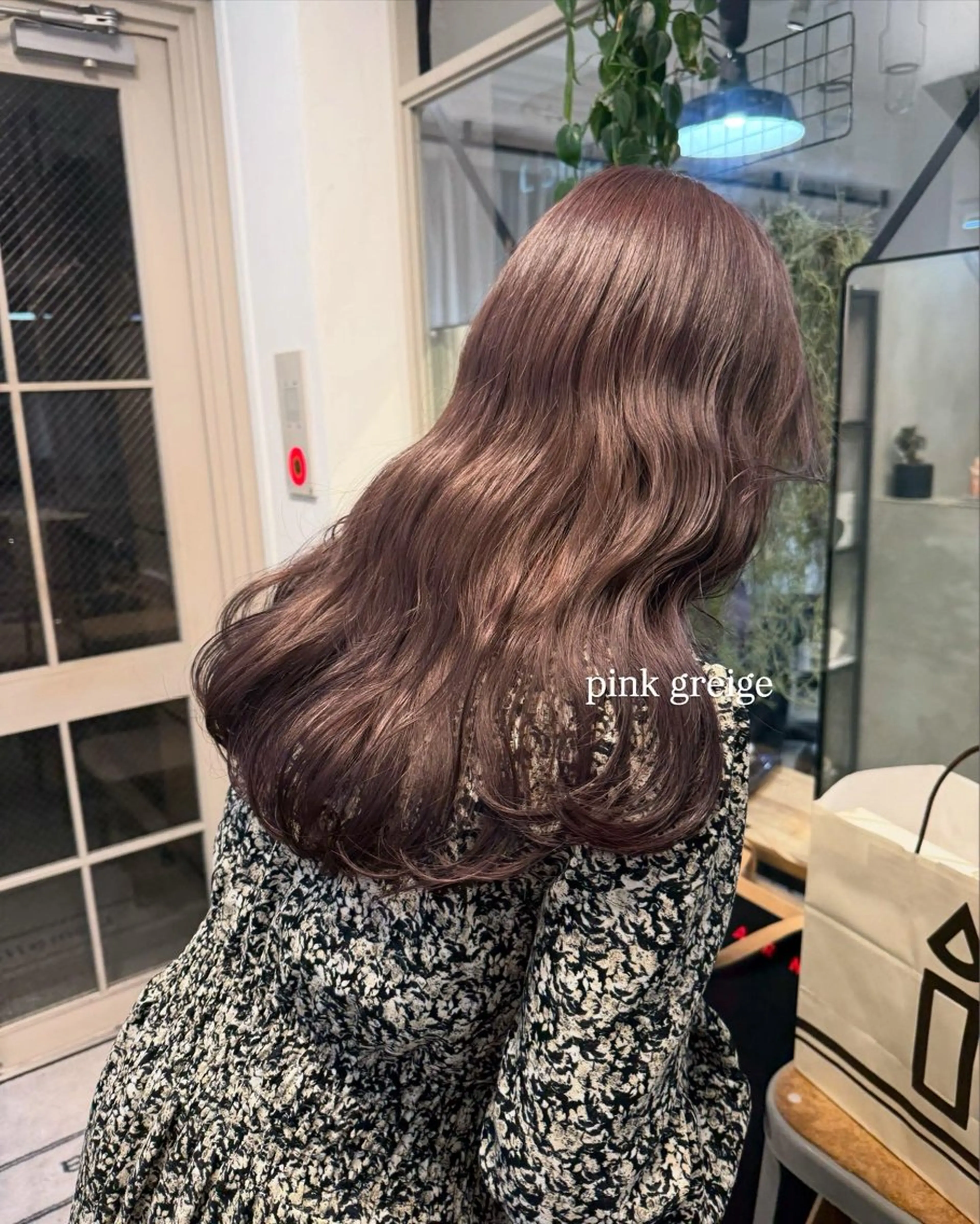 セミロング カラー ミルクティー× グレージュMOMOのヘアスタイル