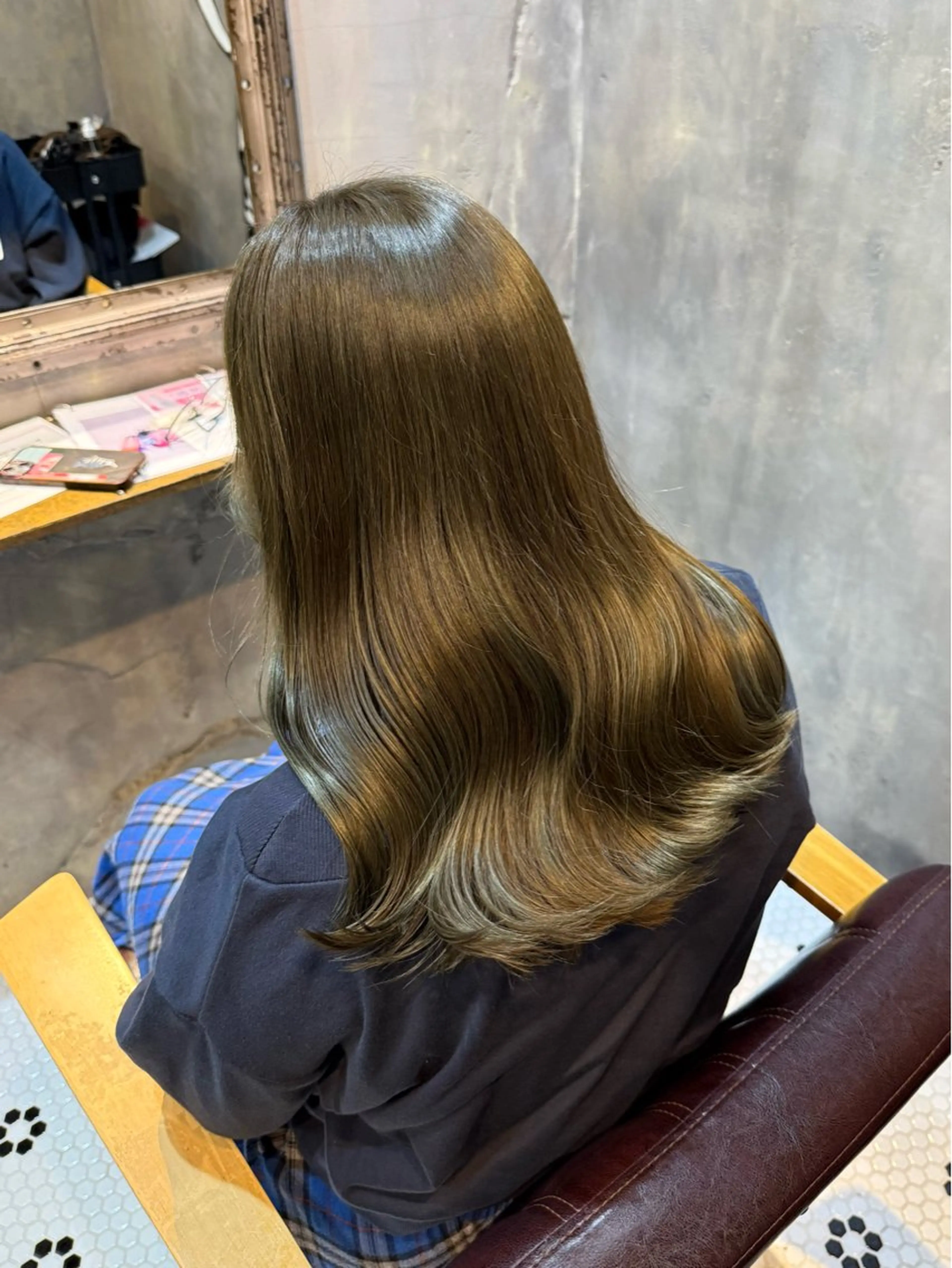 セミロング ヘアカラー 小泉 志歩のヘアスタイル