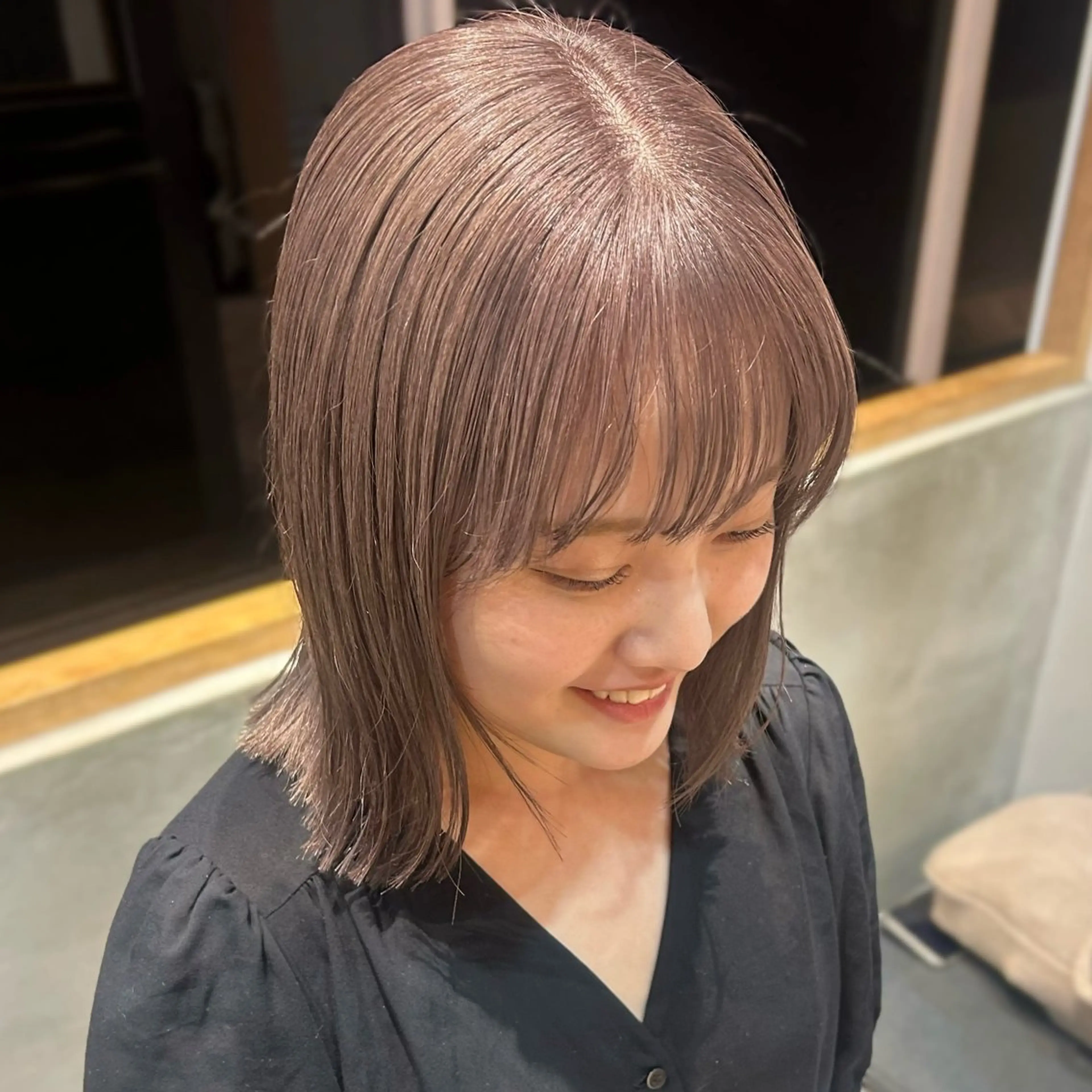 ミディアム カラー ベージュカラー ブリーチ ミルクティーベージュ カット ヘアカラー トリートメント このか/似合わせ/ 透明感/ダブルカラーのヘアスタイル