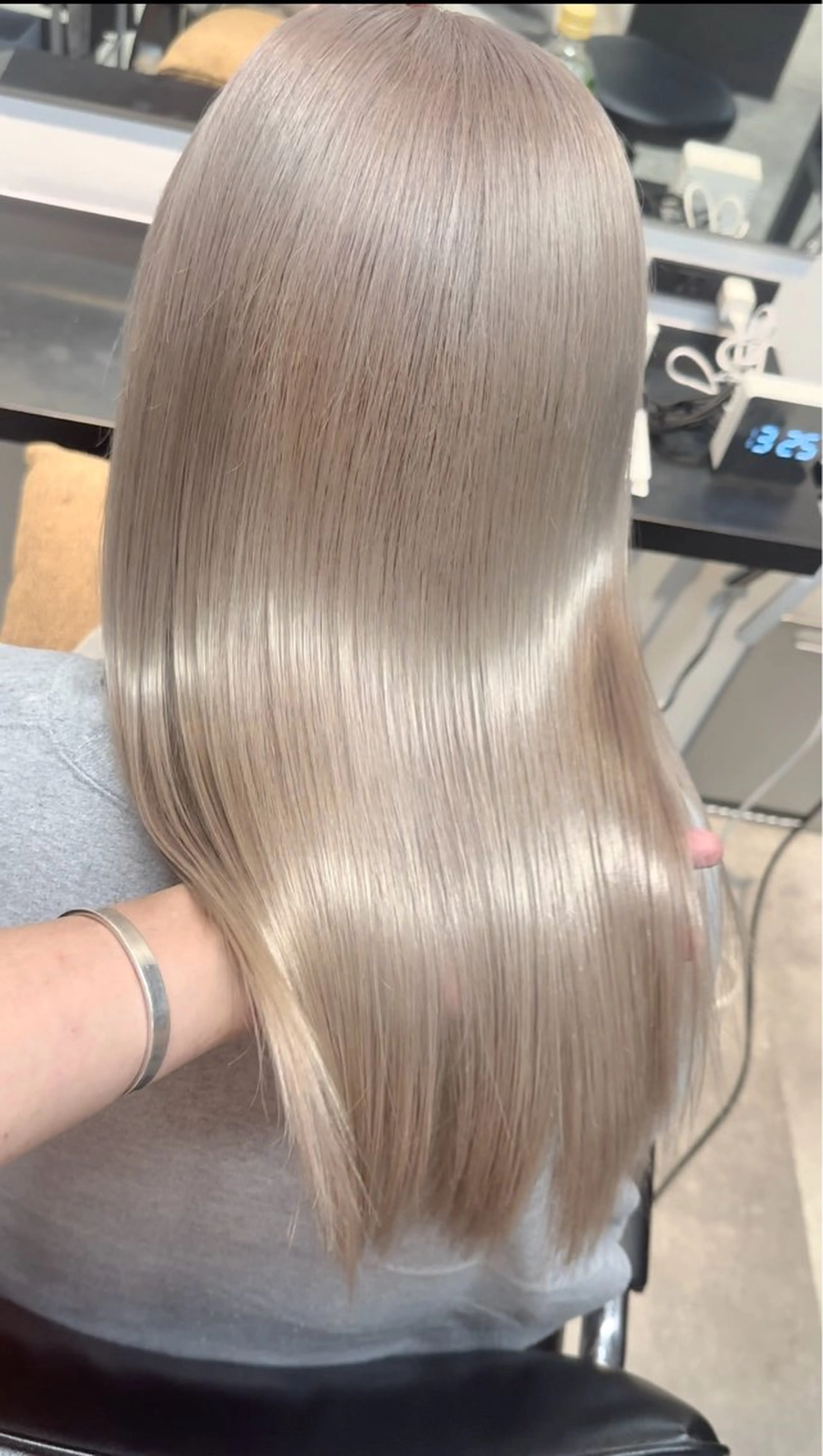 セミロング カラー ベージュカラー ブリーチ ホワイトベージュ NVEMO.【ベモ】所属・ミルクティーベージュ /まりん🥣のヘアスタイル