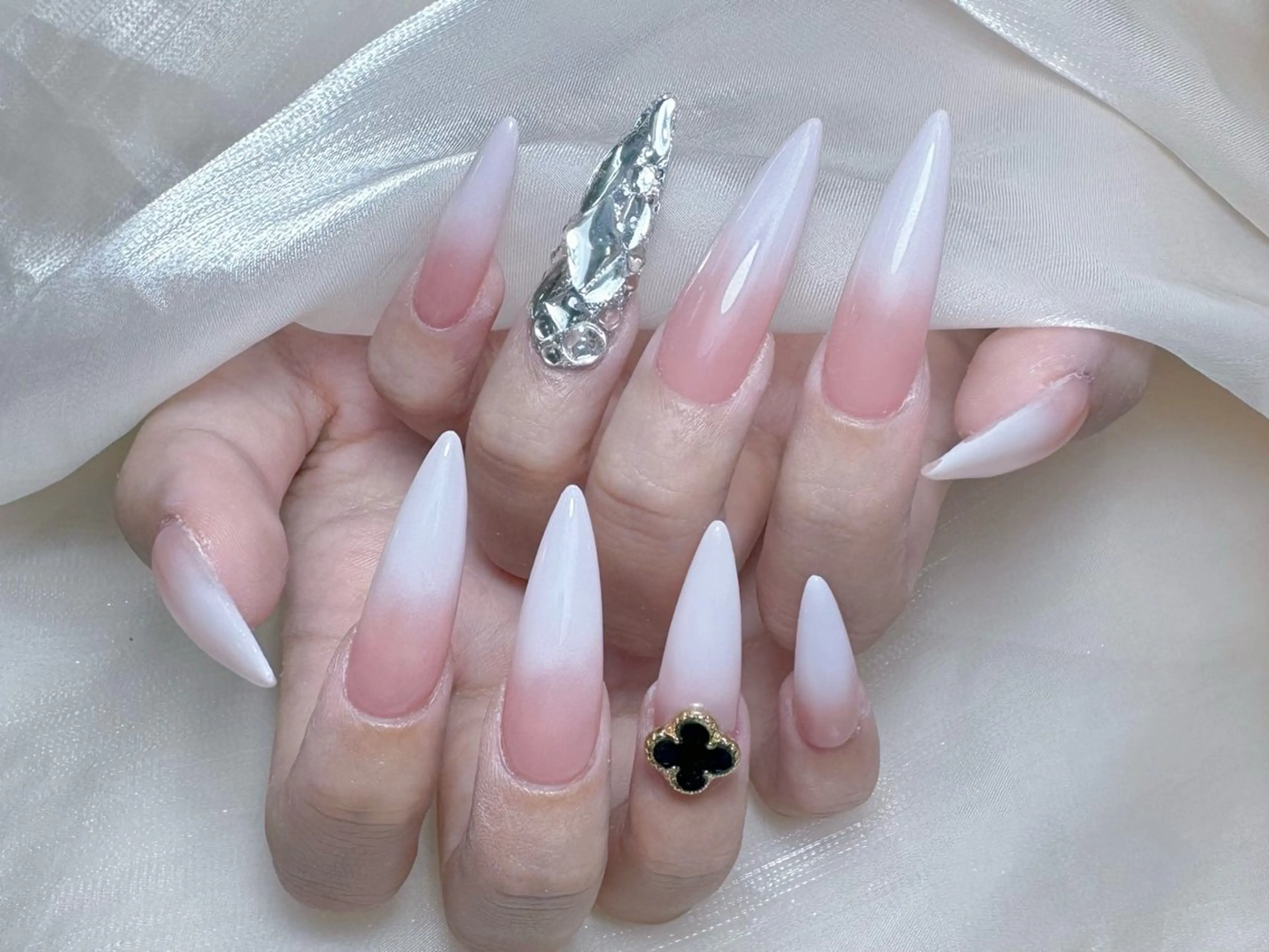 ネイル オーロラネイル フレンチネイル ハート キラキラネイル 韓国ネイル ハンドネイル Melody Nail所属・Melody  3D/スカルプ専門店のネイルデザイン