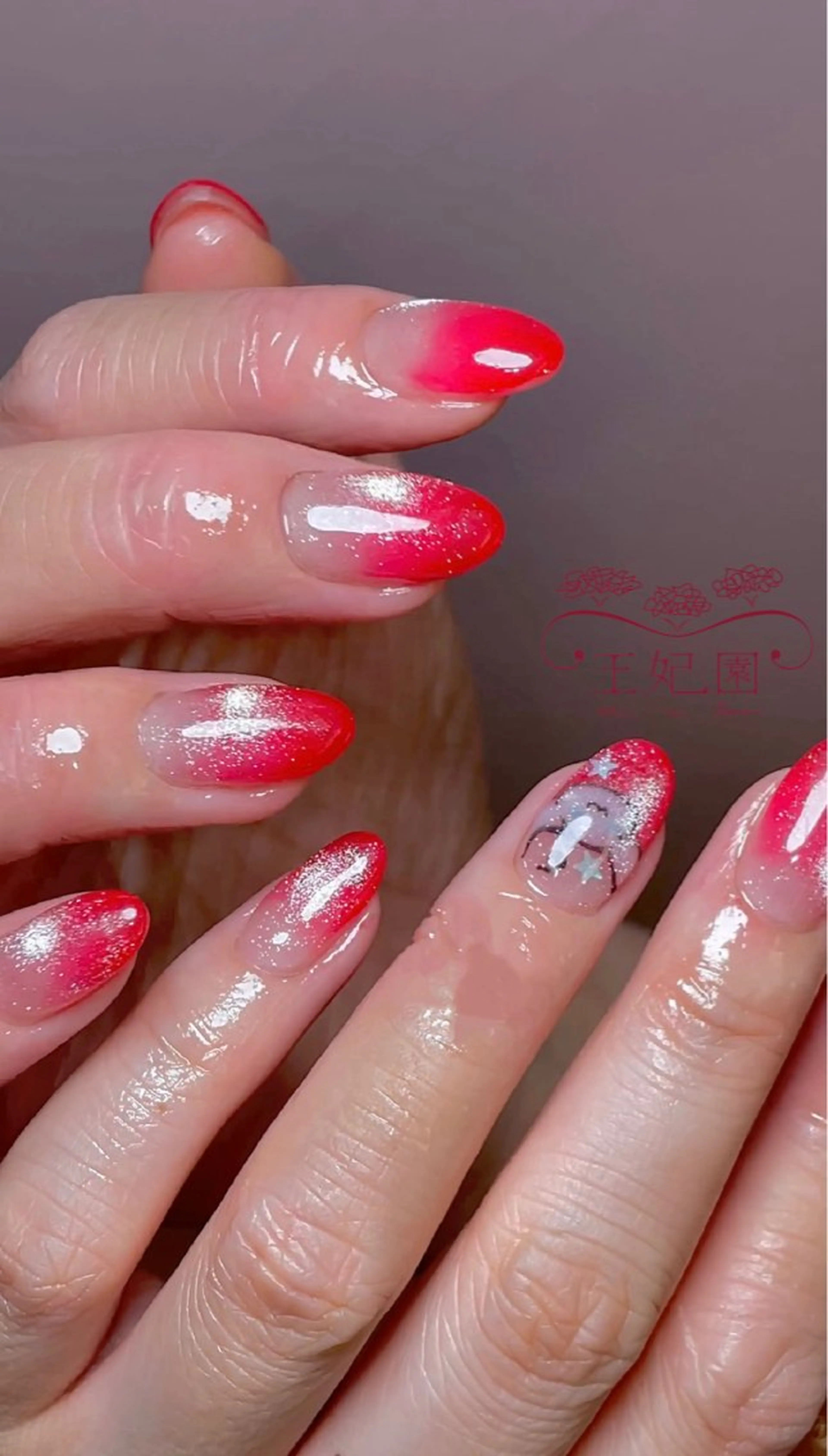 ネイル マグネットネイル 赤色 nail salon王妃の園所属・王妃の園 ohinosonoのネイルデザイン