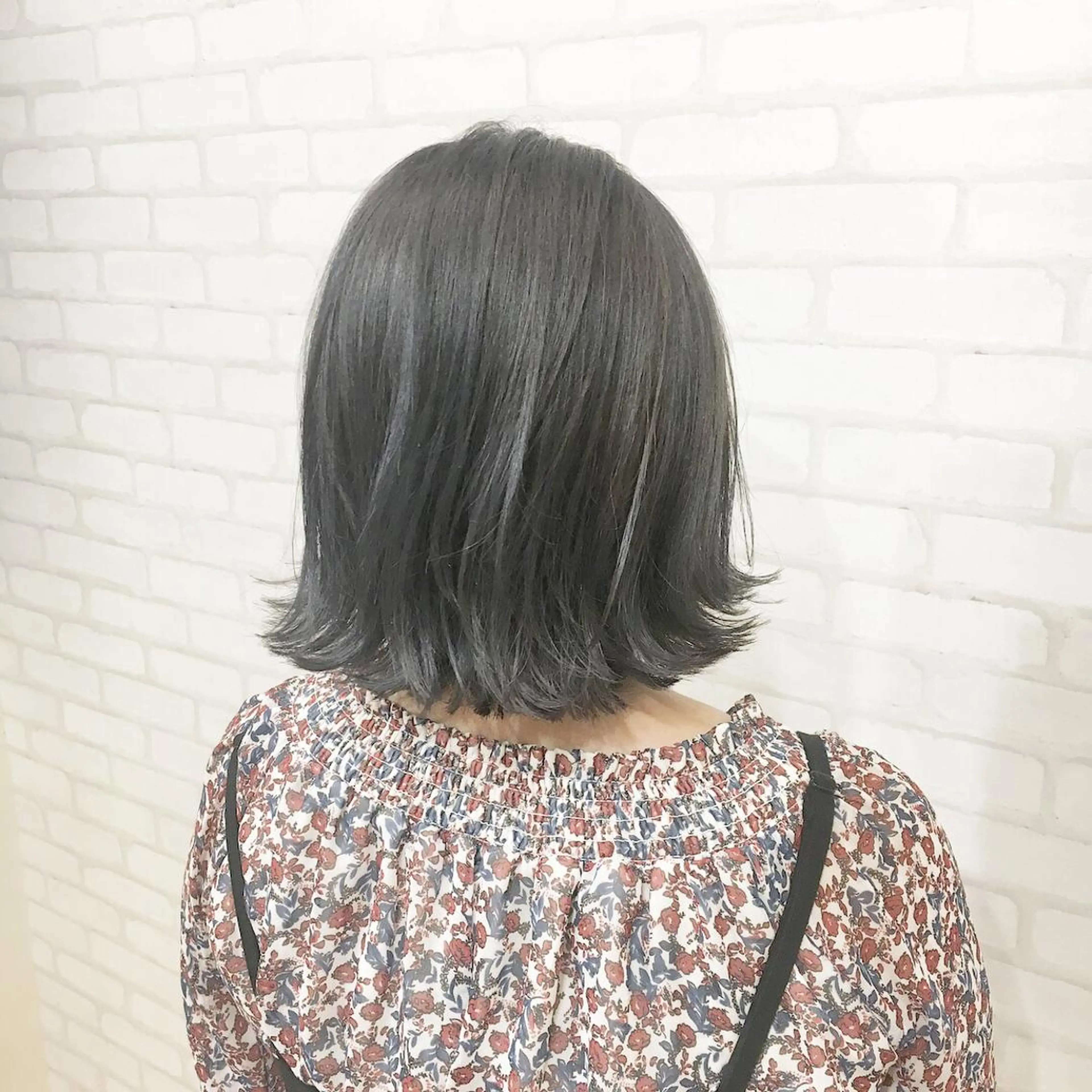 ミディアム カラー ブルーカラー ブルーグレー ハイトーンカラー カット ヘアカラー トリートメント ✨艶髪✨透明感✨ 山内大樹のヘアスタイル
