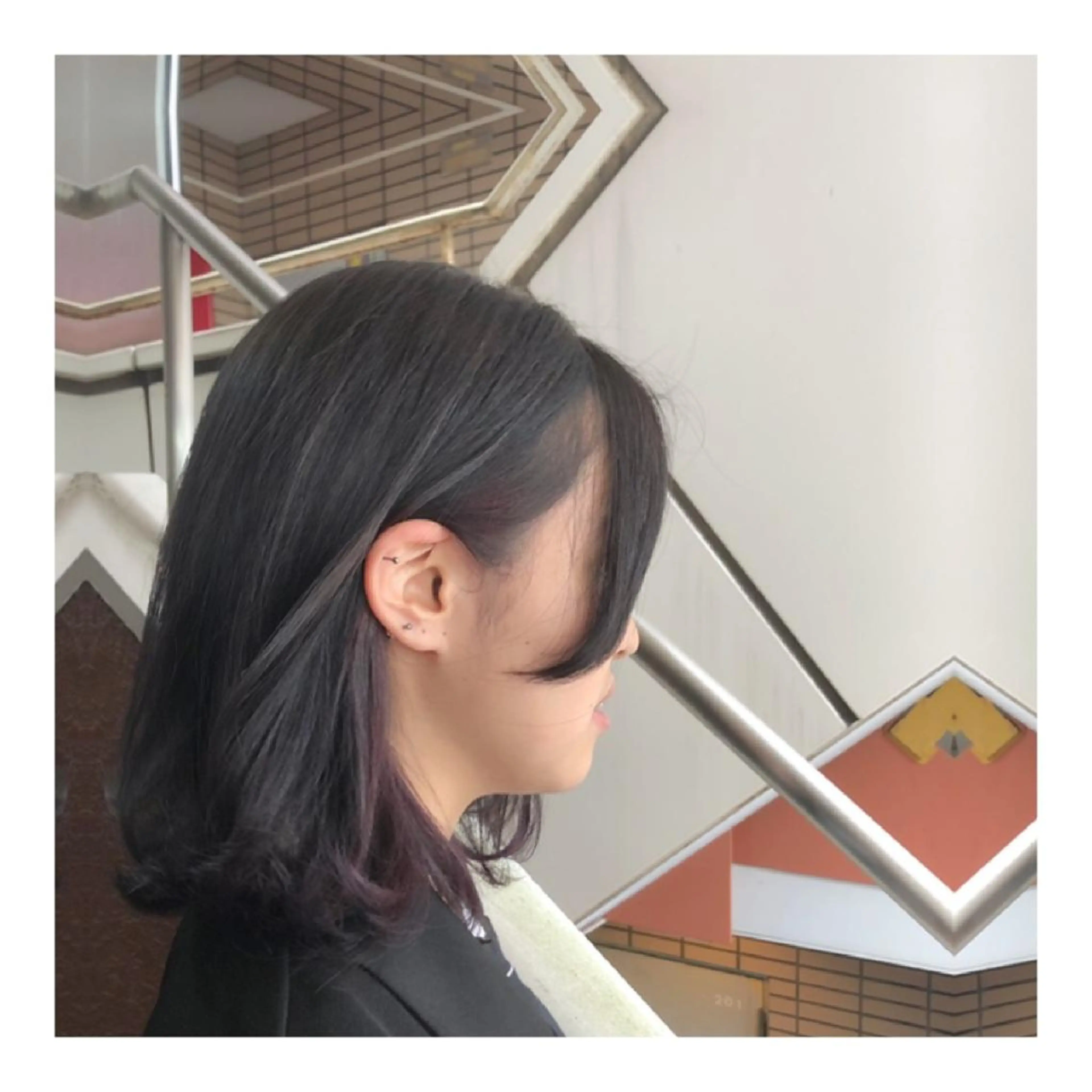 ミディアム カラー ヘアアレンジ ブリーチ インナーカラー パープルカラー バイオレットカラー ヘアカラー トリートメント Joshua / 素髪改善のヘアスタイル