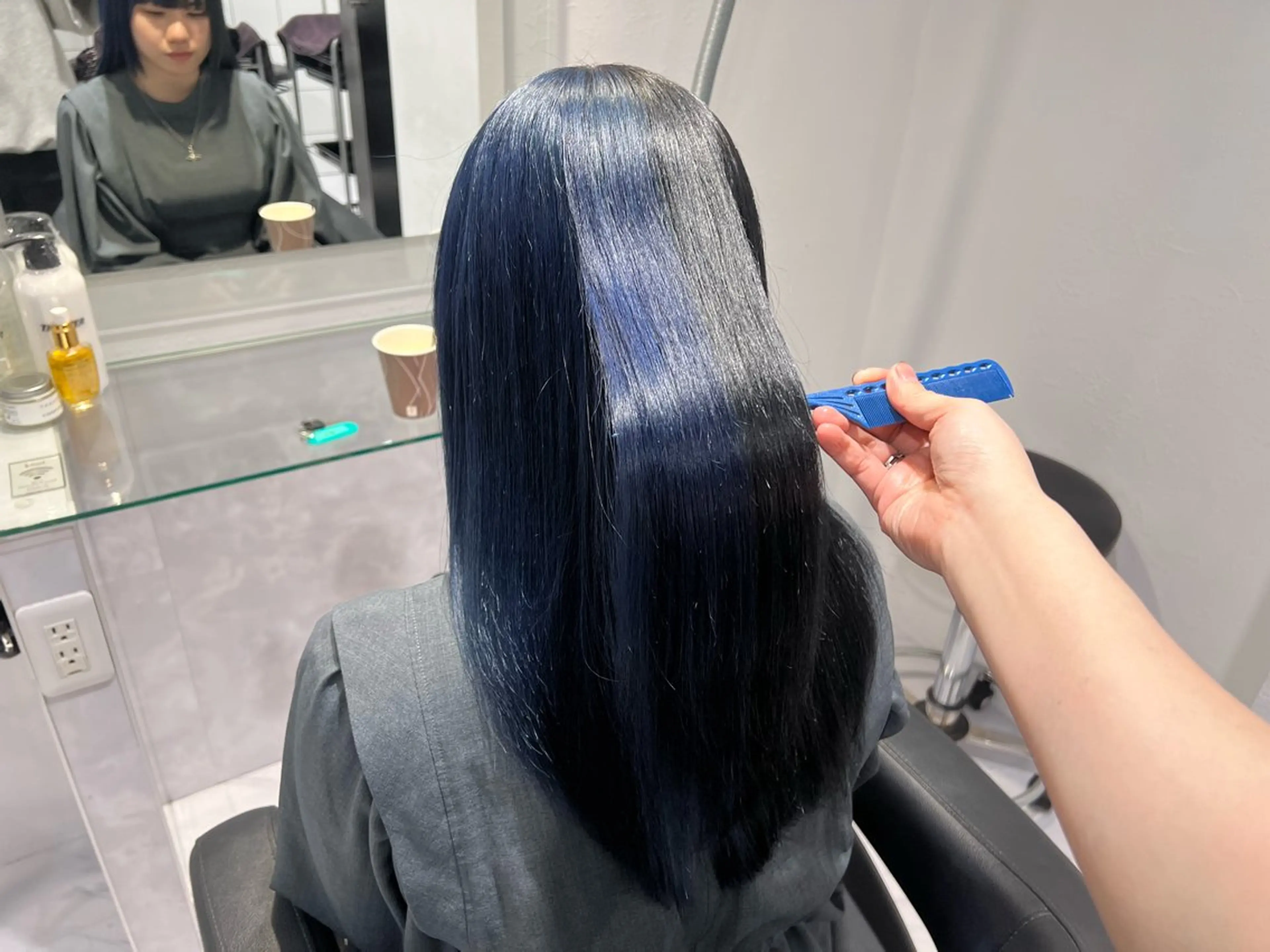 ロング カラー ヘアアレンジ メンズ メンズブリーチ メンズハイトーン メンズ韓国風 ベージュカラー 黒髪 ヘアカラー トリートメント 🦋重くない暗髪🦋 Hana🦋のヘアスタイル