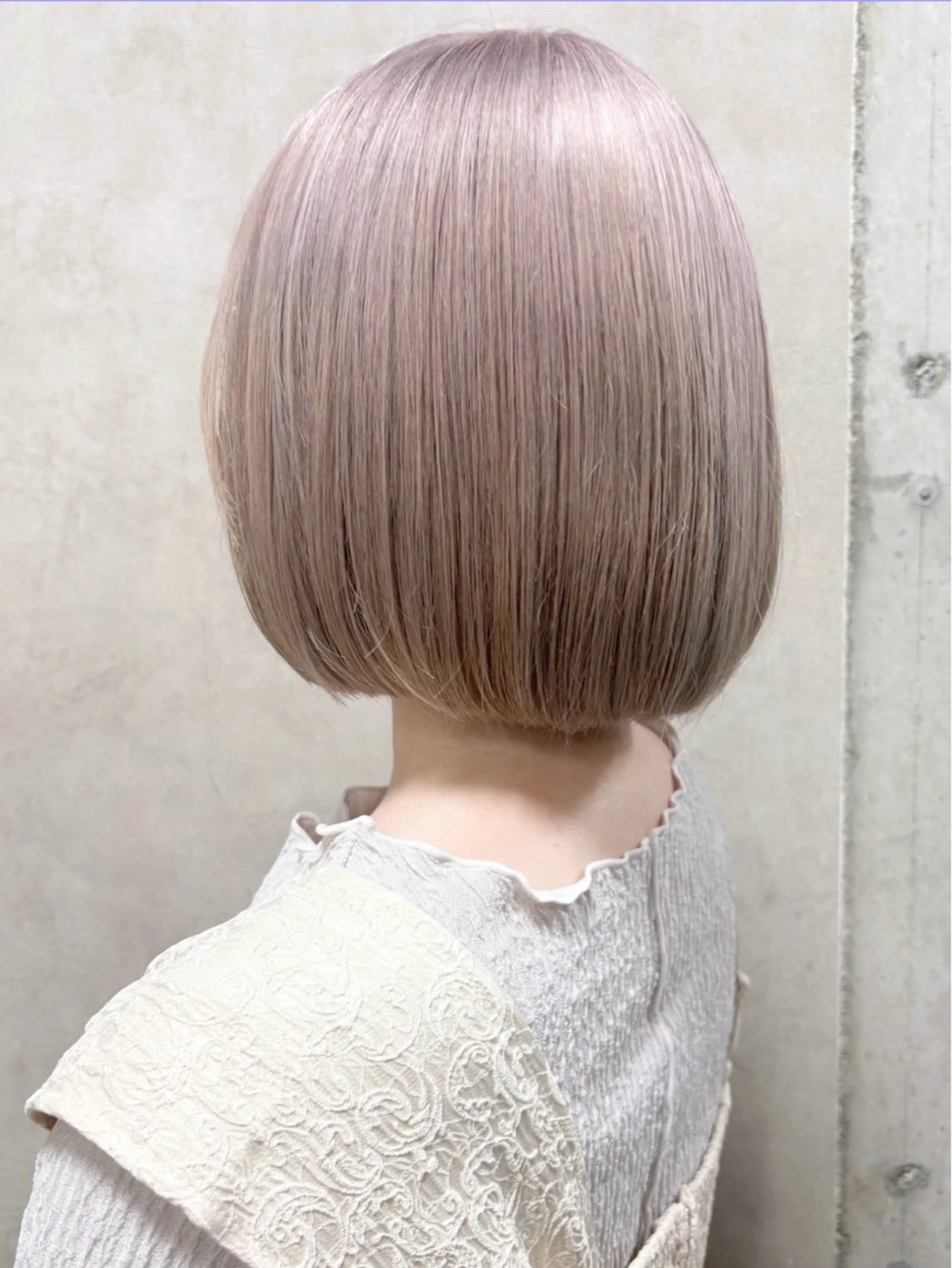 ショート カラー ベージュカラー ブリーチ ホワイトベージュ ヘアカラー 🦄サラツヤ仙人🦄 ✂️益田朱朔✂️のヘアスタイル